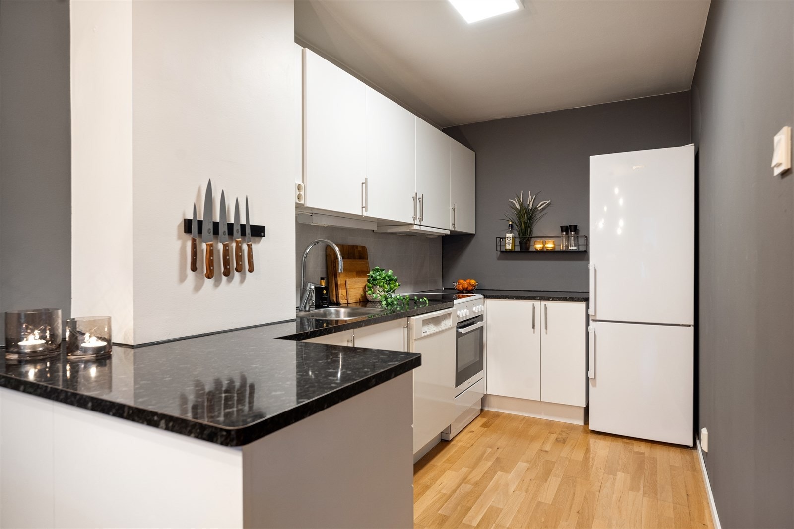 Leiligheten har en pen standard med gjennomgående trestavs parkett i oppholdsrommene. Galleribilde