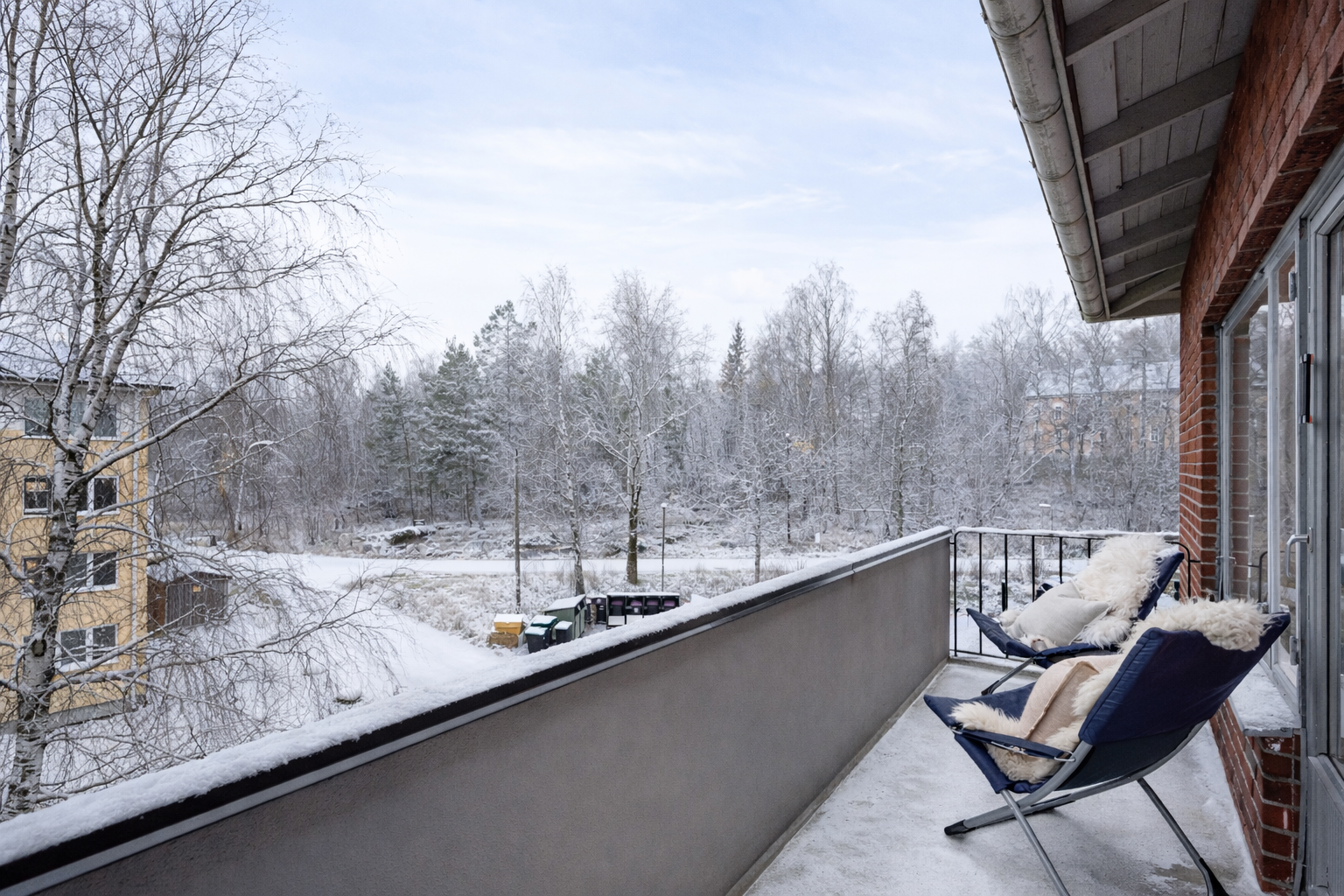 Balkongen på 6 m² ble renovert i 2018 og har et slitesterkt epoxy-dekke. Galleribilde