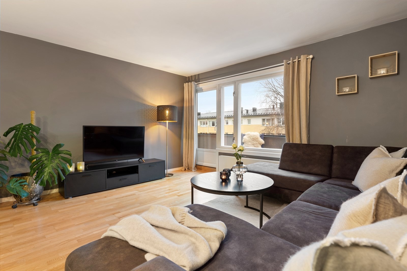 Oppvarming via radiatorer tilknyttet fjernvarme er inkludert i felleskostnadene. Galleribilde