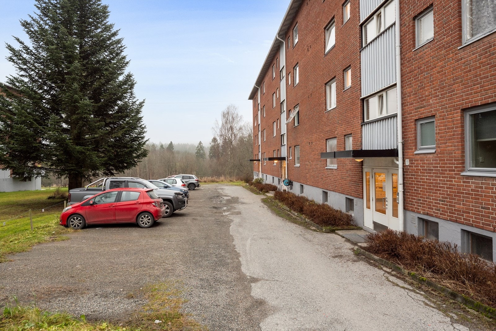 Leiligheten disponerer en egen oppstillingsplass for bil, merket med nr. 31. Galleribilde