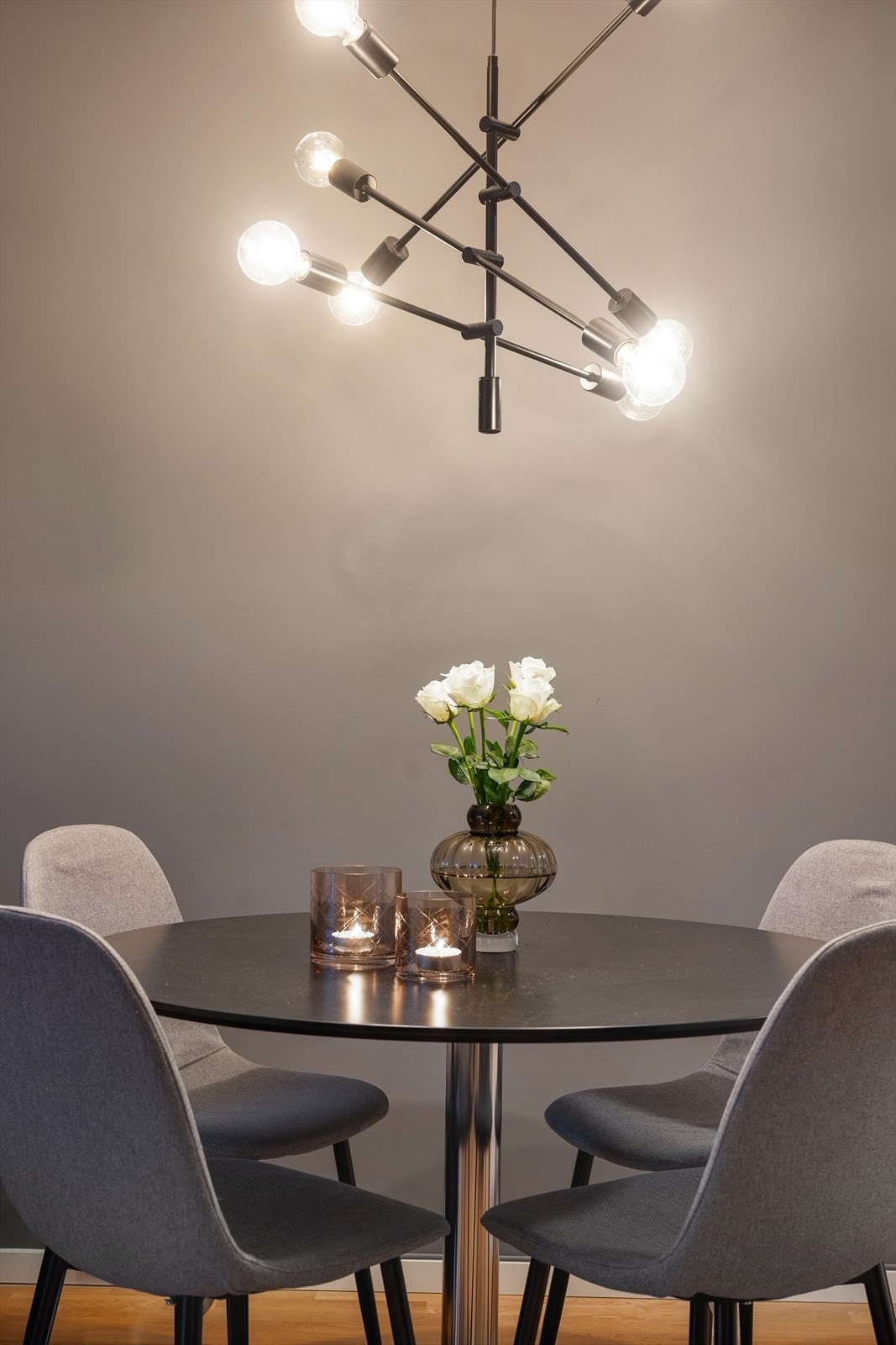 Himlingshøyden i stuen er målt til cirka 2,38 meter, noe som bidrar til en god romfølelse. Galleribilde