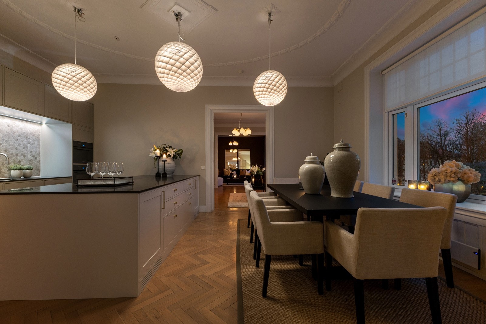 Særegen spisestue som innbyr til lange måltider og elegante middagsselskaper. Galleribilde