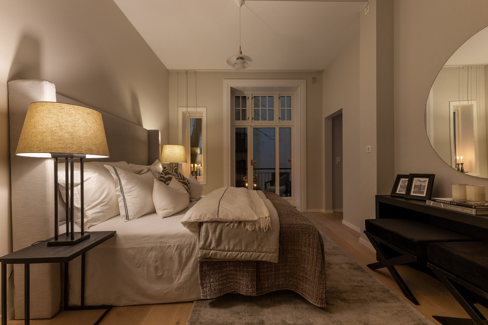 Store vinduer gir vakkert lysinnfall og en behagelig atmosfære. Galleribilde