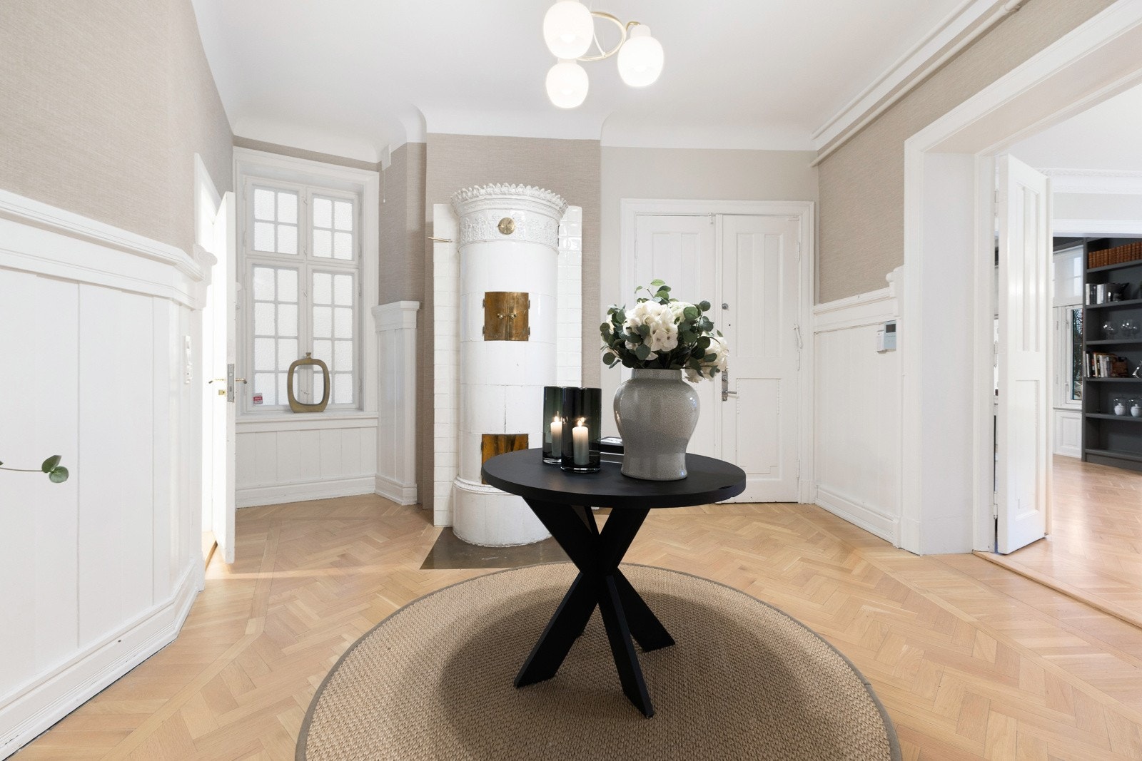 En herskapelig entré der klassiske detaljer møter moderne luksus ? et førsteinntrykk som umiddelbart setter standarden for boligen. Galleribilde