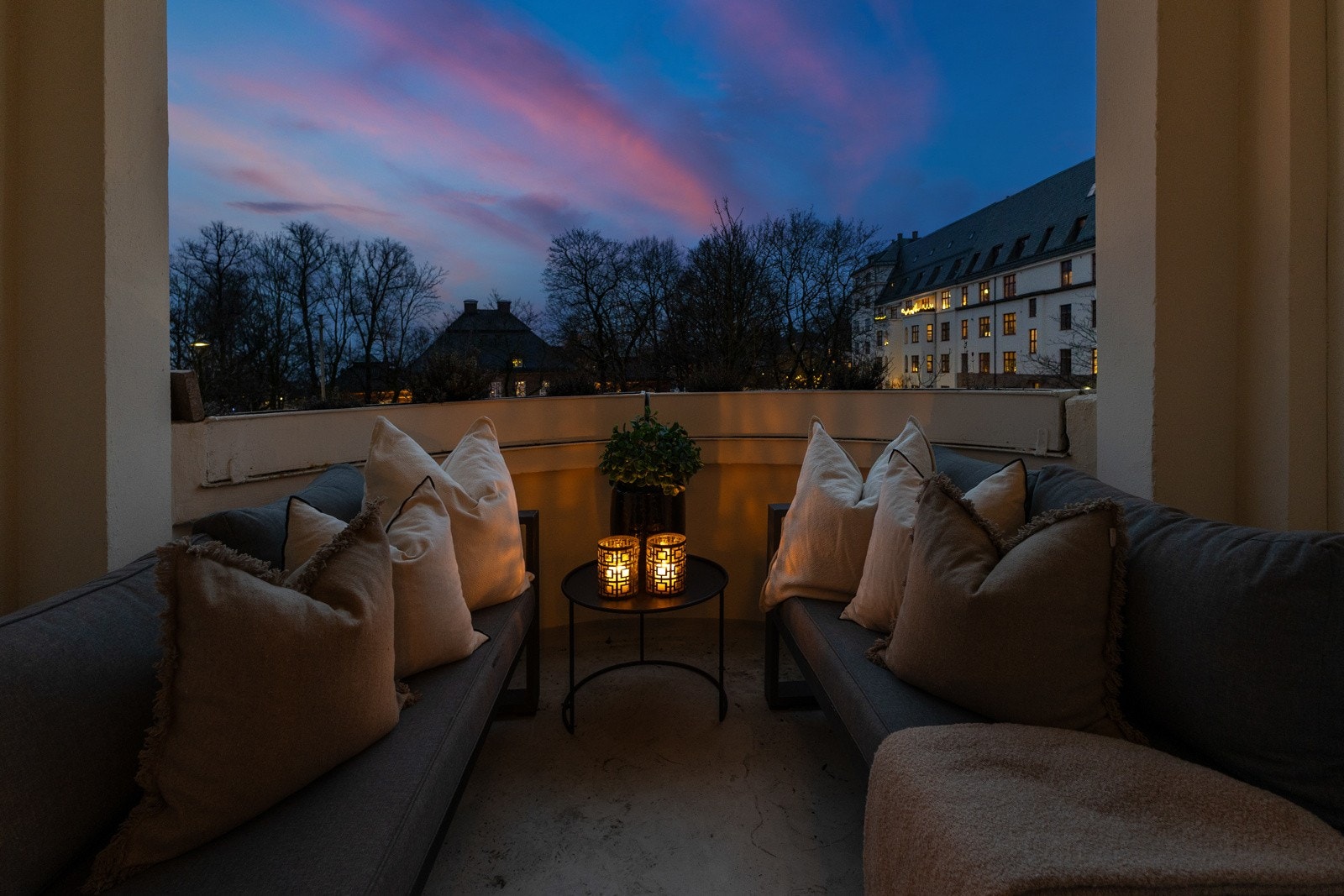 Nåværende eier har i perioden fra 2020 til 2024 oppgradert og utviklet leiligheten betydelig, med nytt elektrisk anlegg, nye vinduer mot bakgård, fulleredigert kjøkken fra VillaSnekkeriet, flere nye bad, walk-in og særskilt tilpassede skapløsninger. Galleribilde