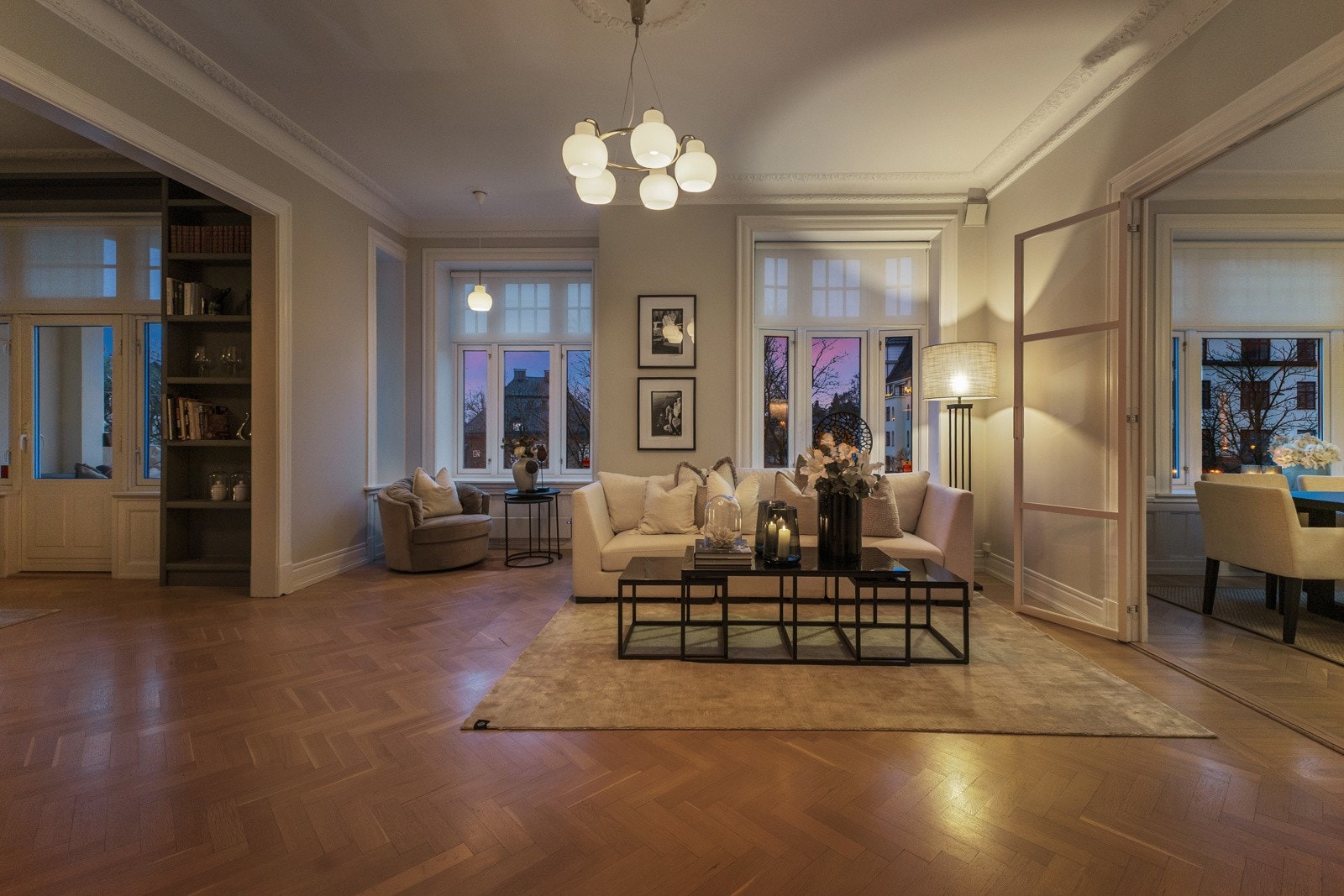 Klassisk og moderne i perfekt harmoni ? stuen fremstår som et naturlig samlingspunkt. Galleribilde