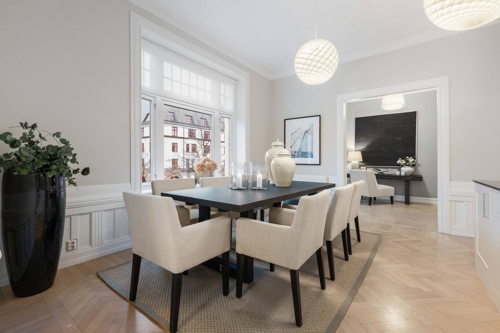 Et utsøkt spiserom med flott takhøyde og vakre klassiske detaljer. Galleribilde