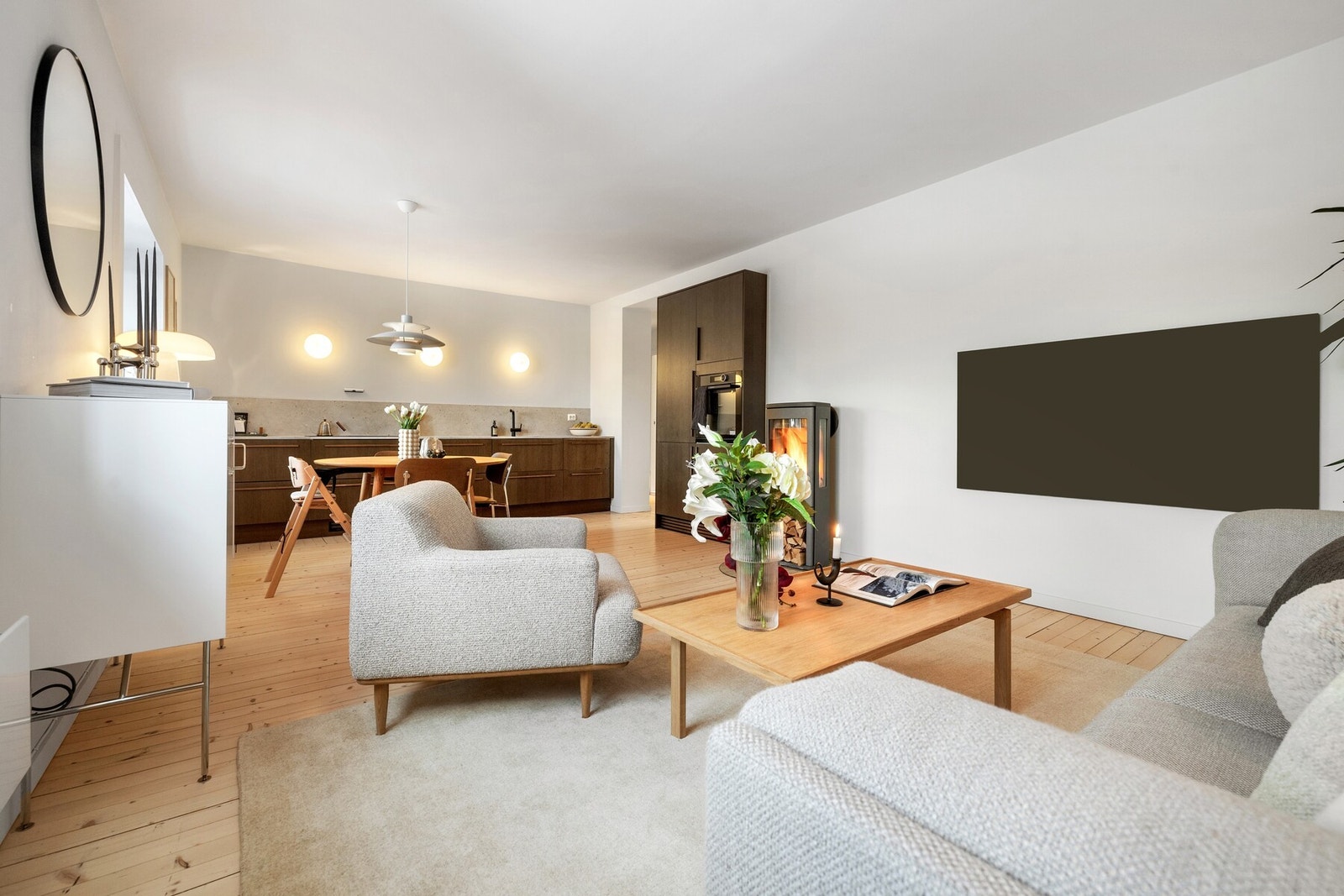 Leilighetens stue ligger i åpen løsning med kjøkkenet Galleribilde