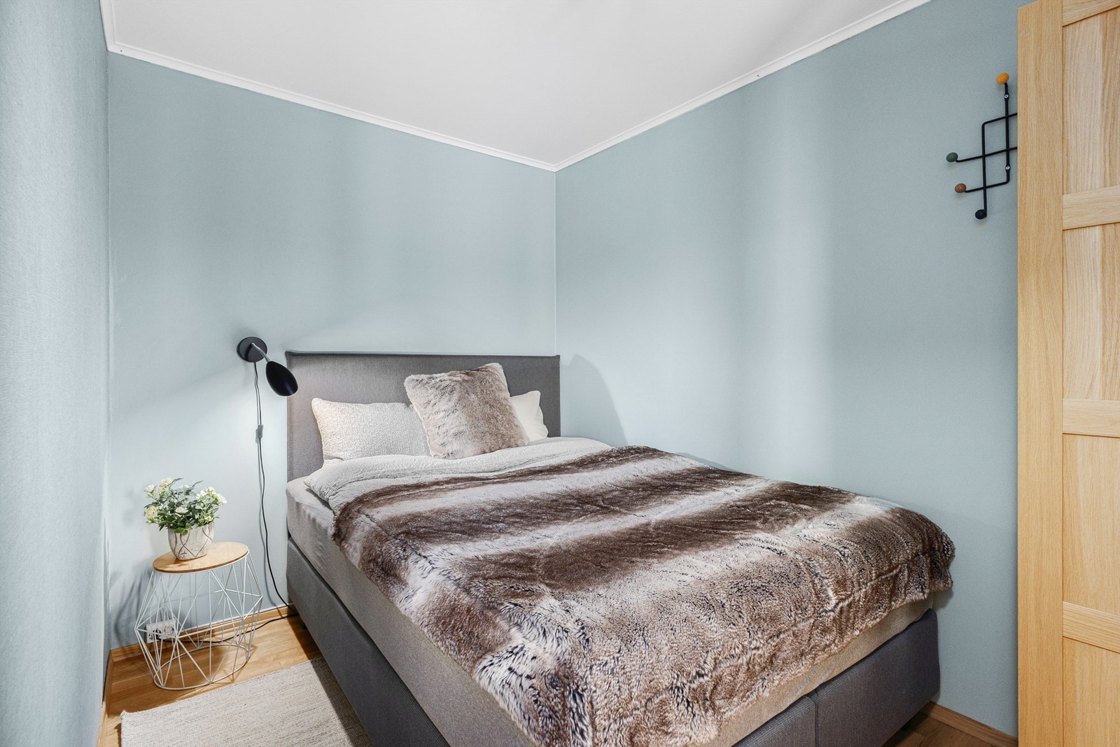 Soverom malt i tidsriktige farger og parkett på gulvet. Galleribilde