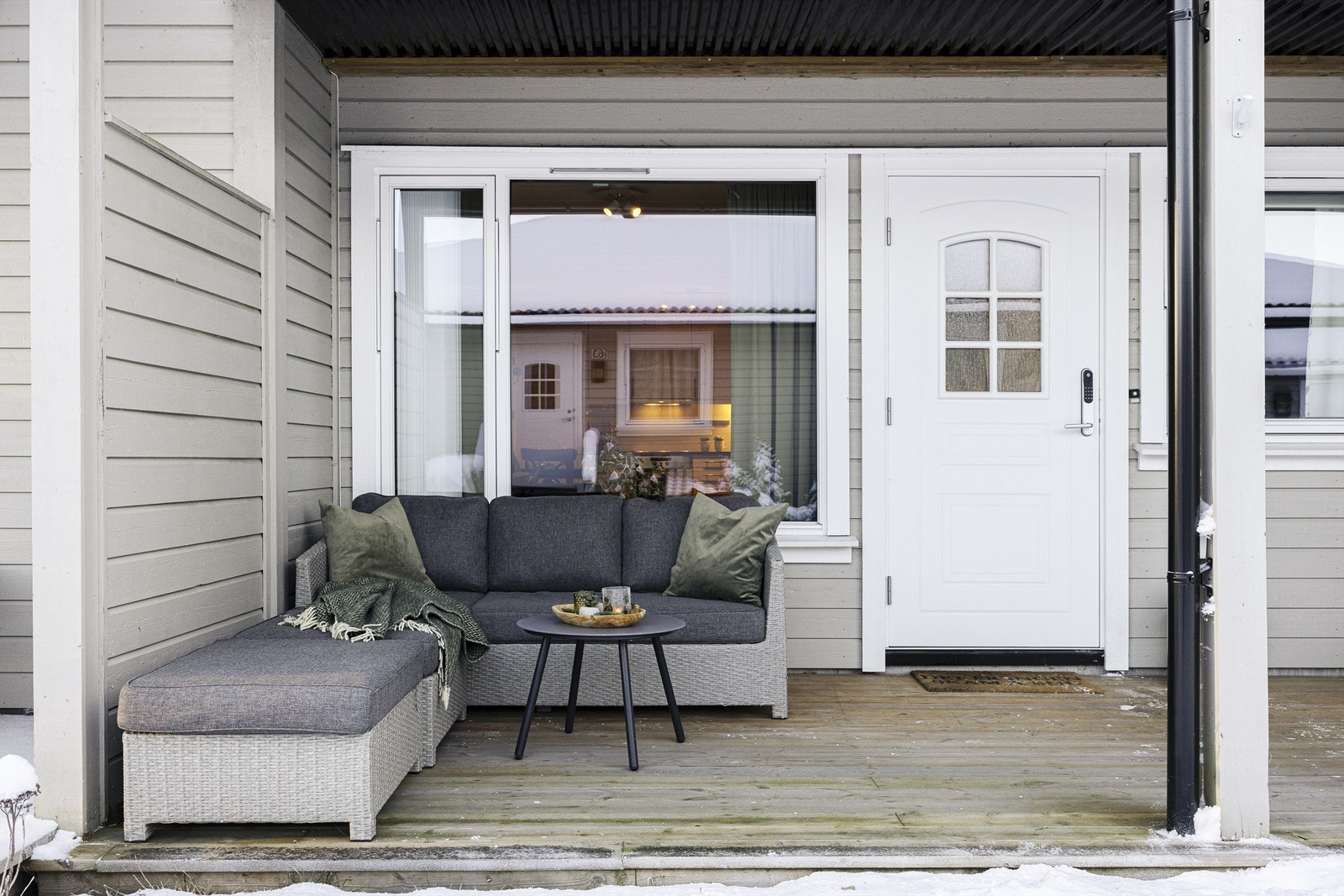 Uteplassen foran inngangen anses som privat område for leiligheten. Galleribilde