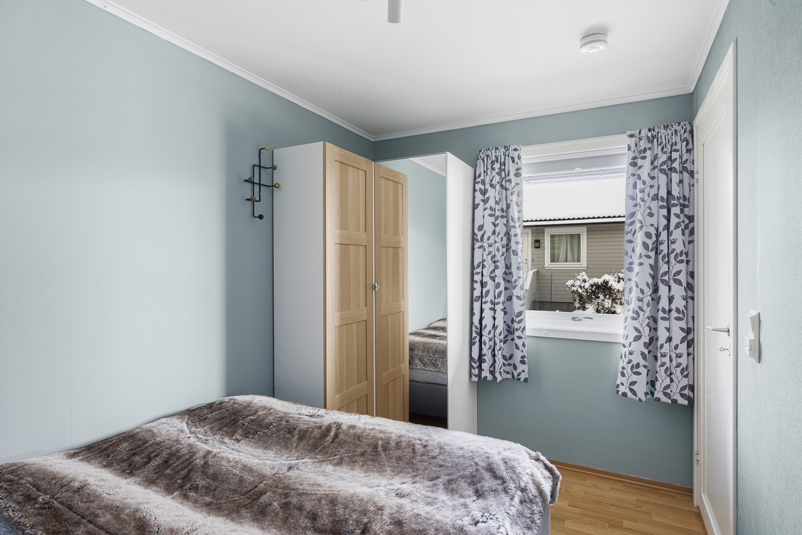 Det er plassert et praktisk hjørneskap i rommet for å utnytte plassen. Galleribilde