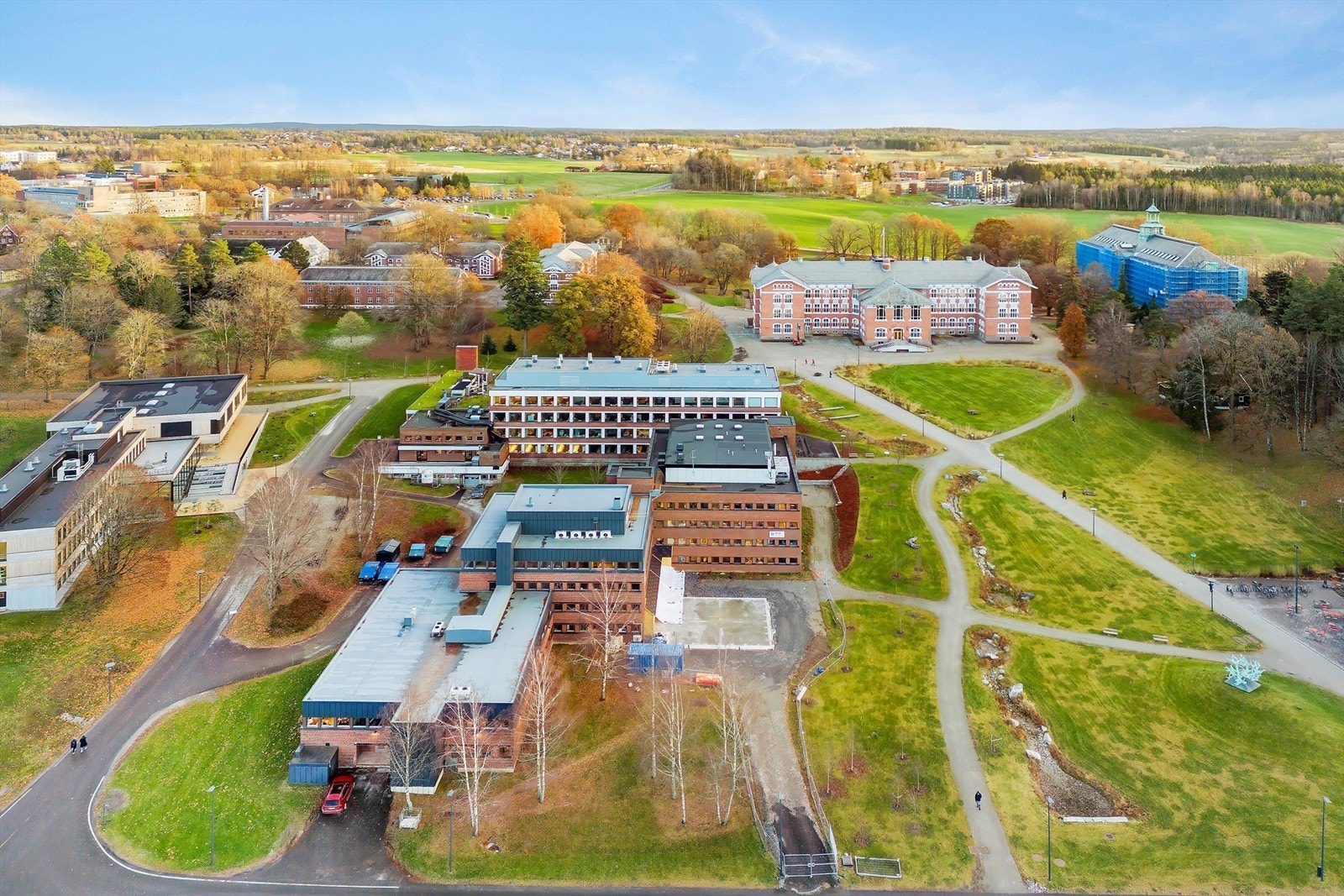 NMBU ligger på historisk grunn, sentralt i Ås. Universitetet har ca. 6000 studenter og 1800 ansatte. Galleribilde