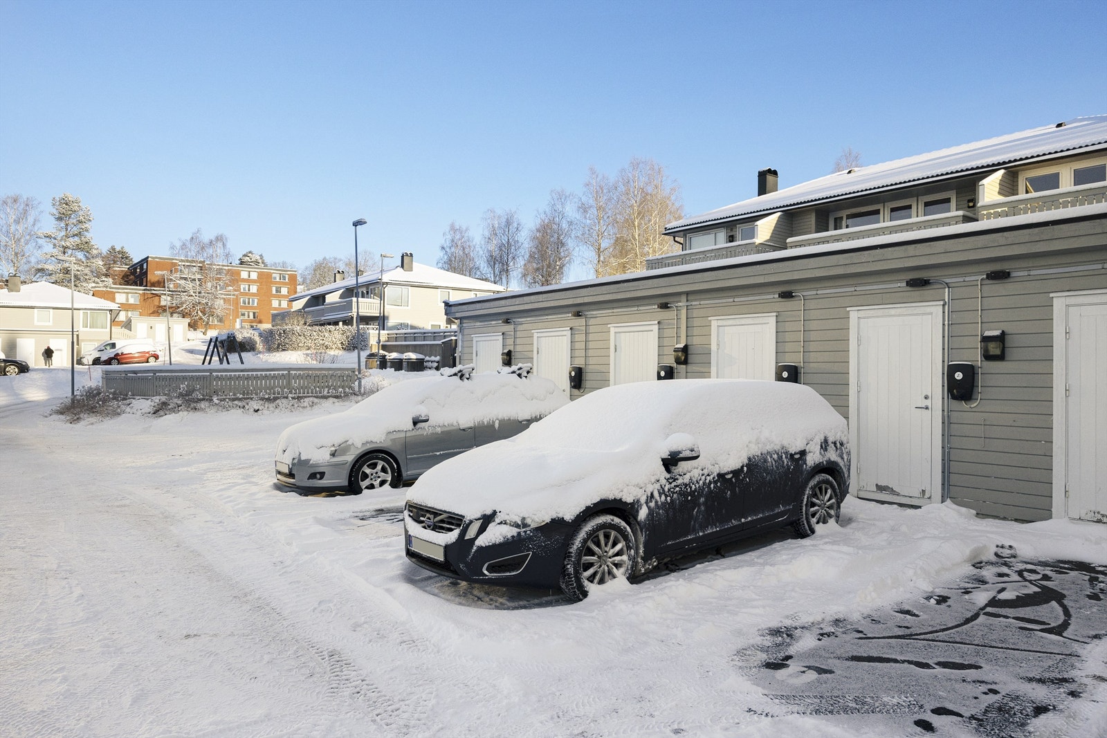 Leiligheten disponerer parkering merket med nr. 29 og utebod rett i bakkant. Mulighet for elbil-lading. Galleribilde