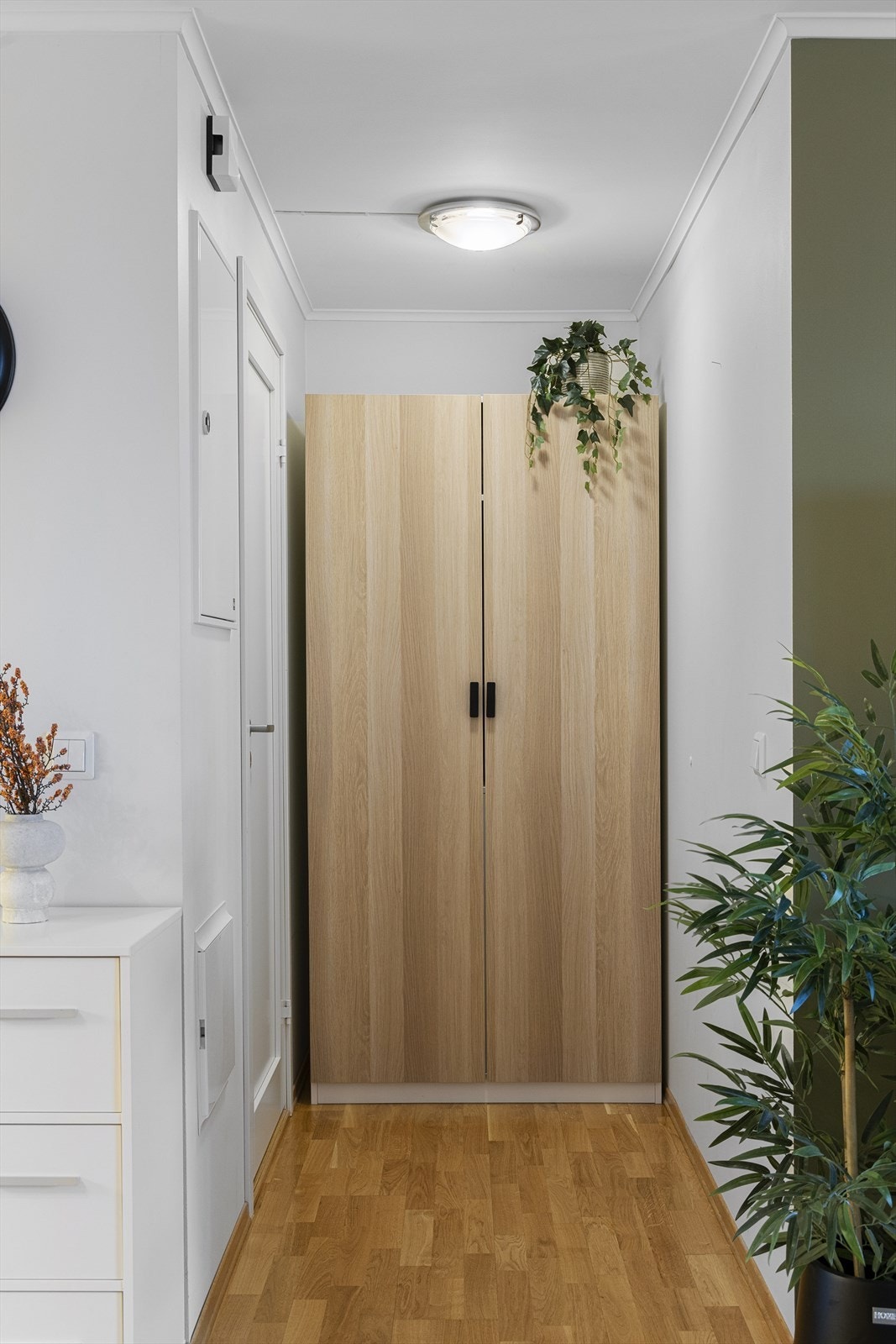 Praktisk garderobeskap plassert i gangen utenfor badet. Galleribilde