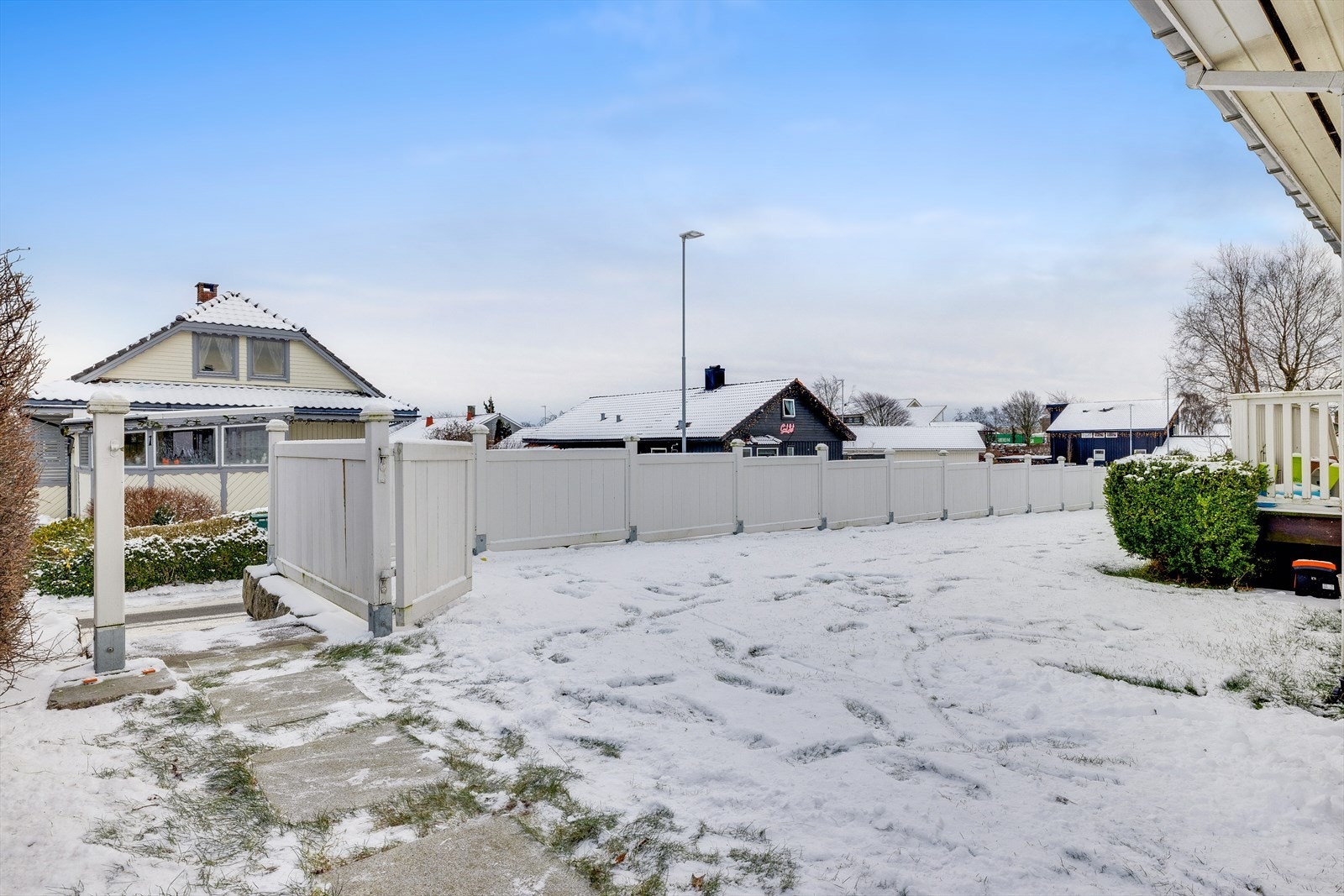 Port ut til veien som leder til Verdalsvegen hvor det er busstopp Galleribilde