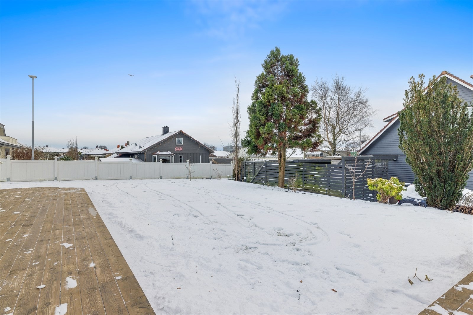 Under snøen, ligger en stor og fin plen til aktiviteter Galleribilde