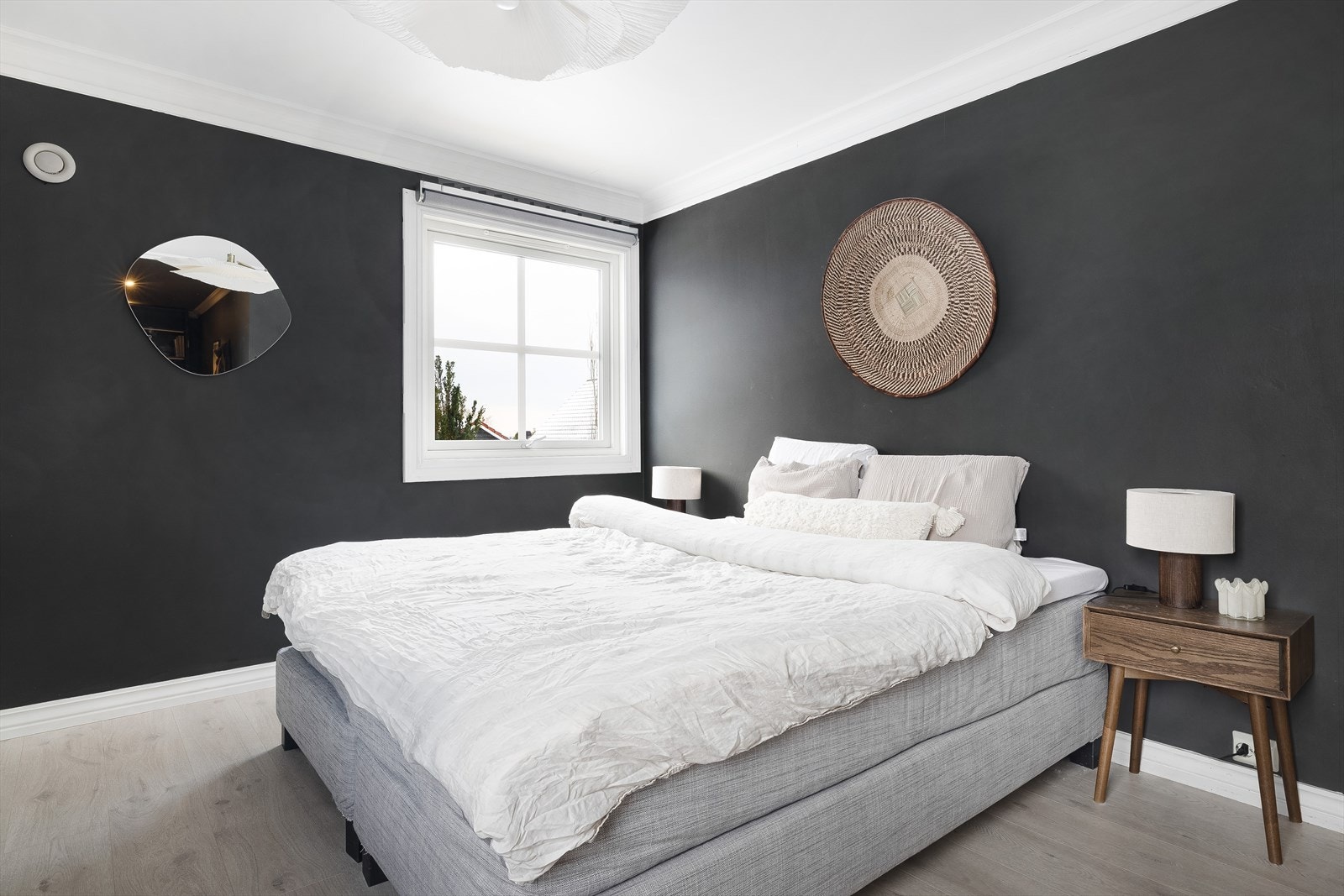 Hovedsoverom i 1. etasje har egen utgang og tilgang på walk-in-closet Galleribilde