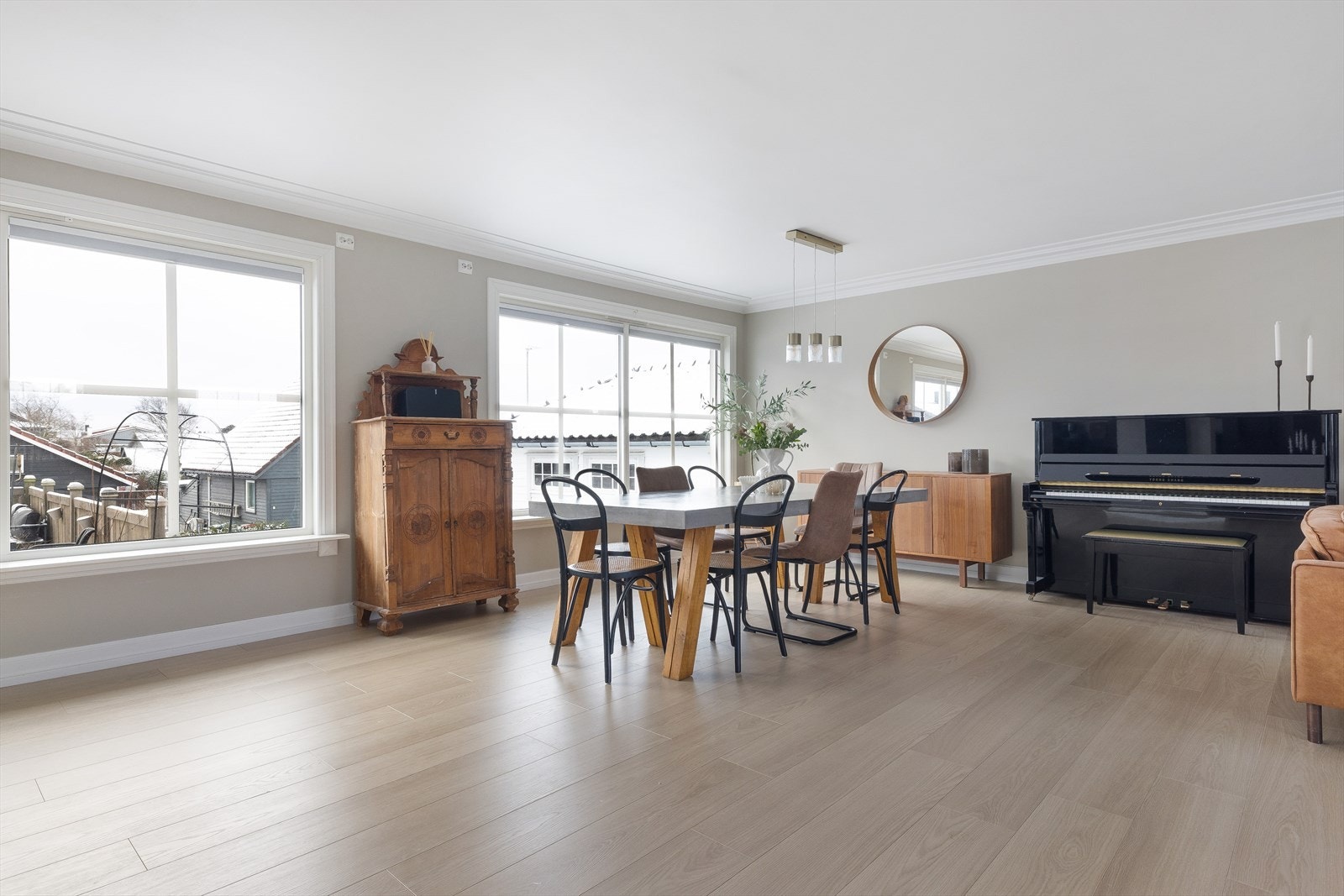 Herlig og lys stue med store vinduer mot hagen i sør. Galleribilde