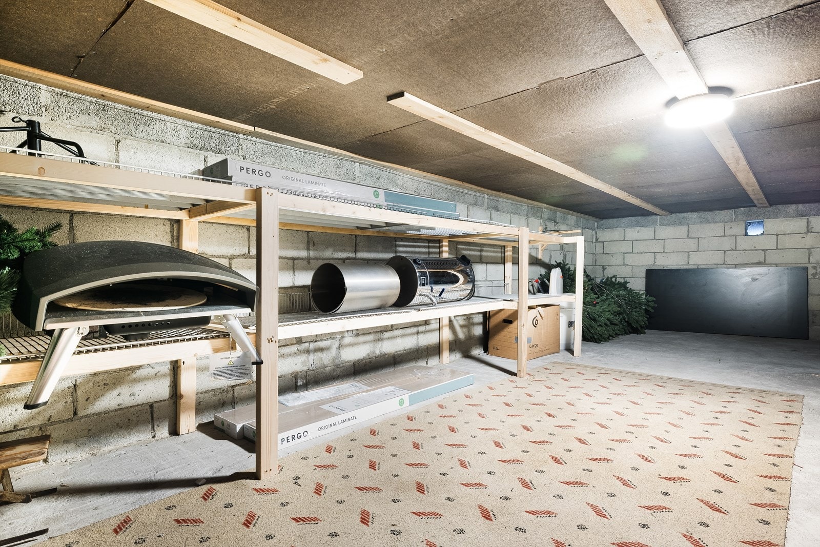 Lagringsplass i kjellerrom. Lav takhøyde Galleribilde