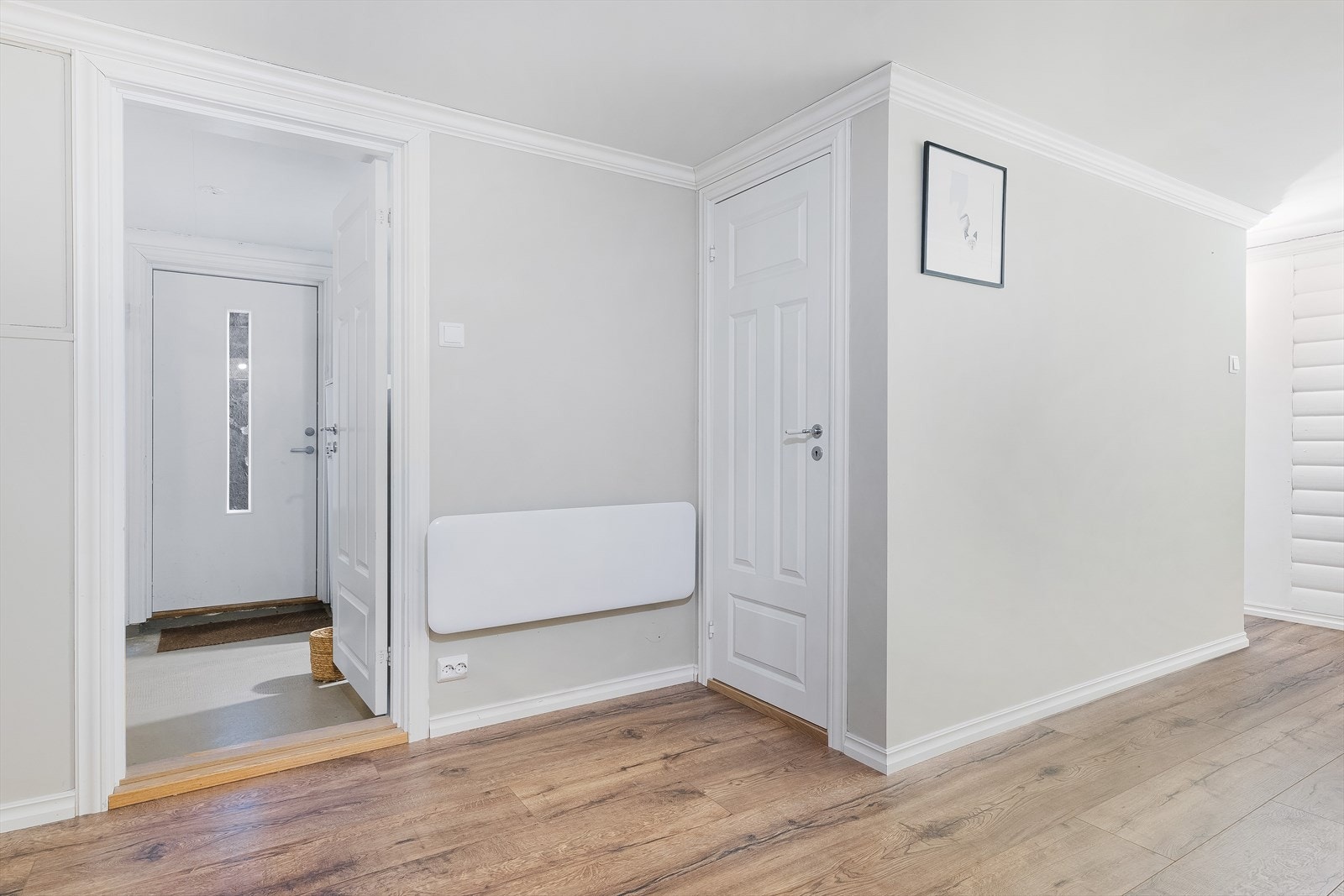 Stor og lys gang i underetasjen Galleribilde