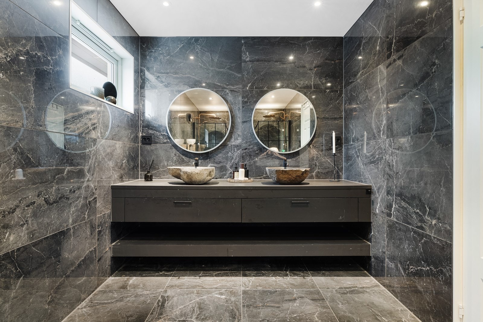 Praktisk med 2 vasker på travle morgener Galleribilde