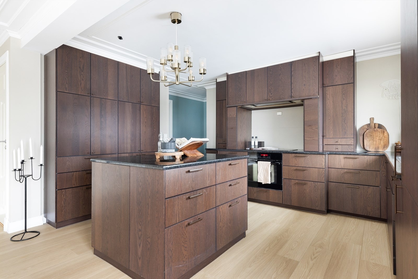 Nye kjøkkenfronter installert i 2024. Stein benkeplater og integrerte hvitevarer Galleribilde