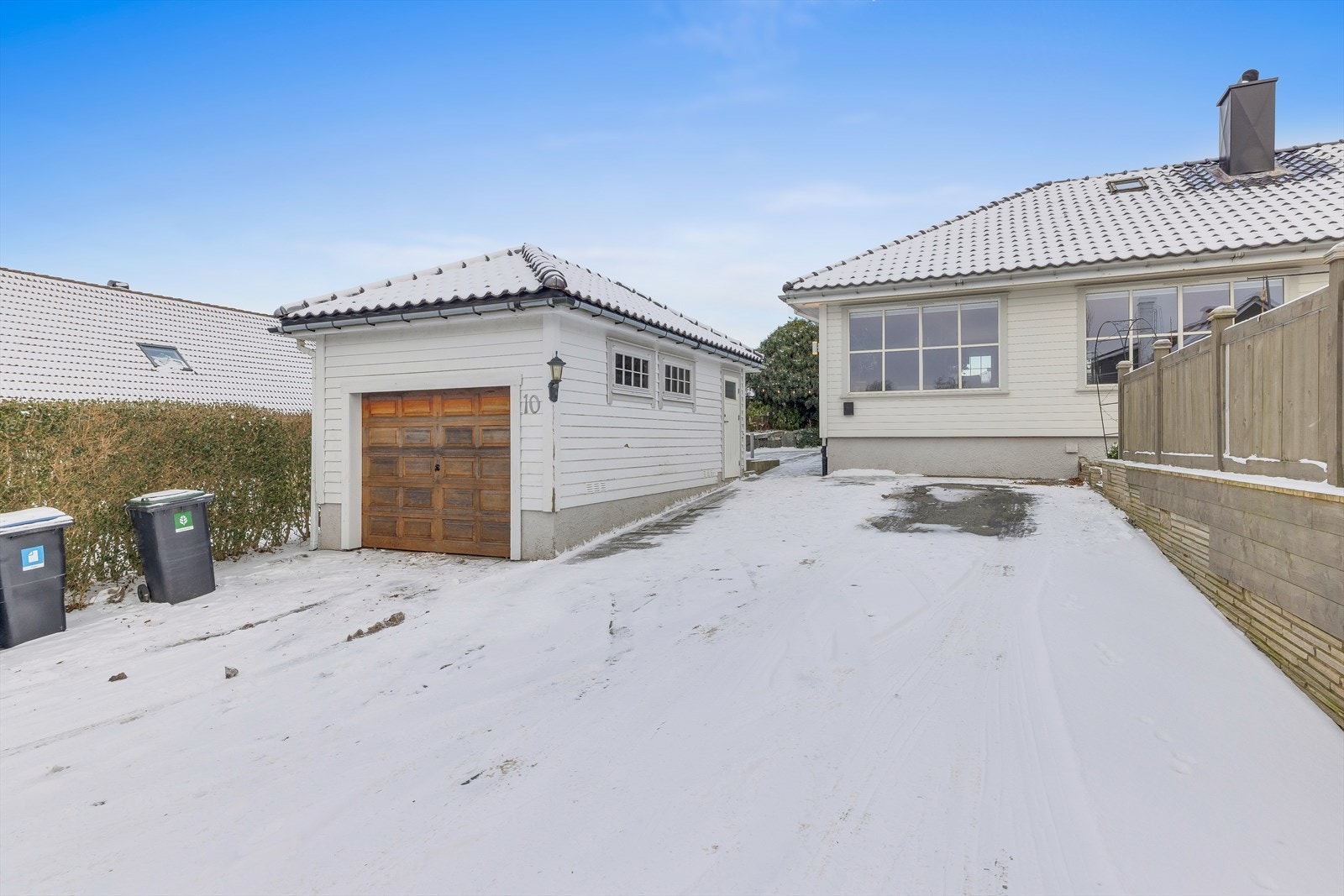 Garasje og plass til flere biler i gårdsrom Galleribilde