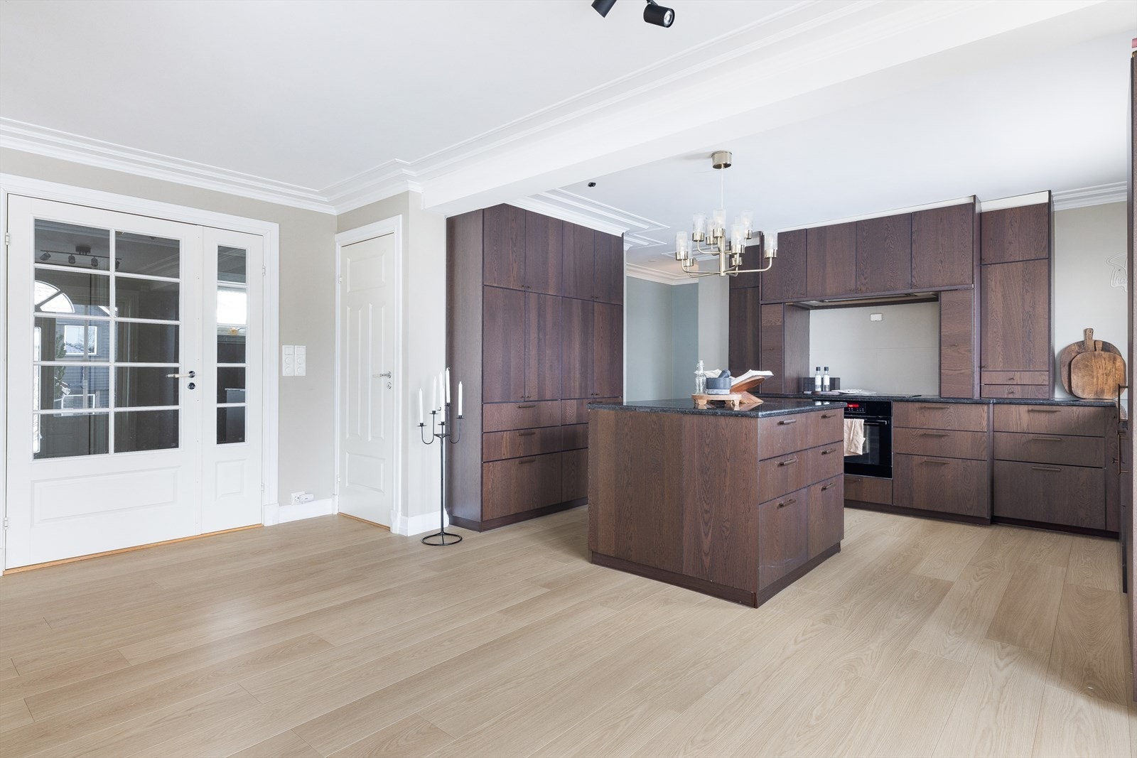 Svært innholdsrikt kjøkken Galleribilde