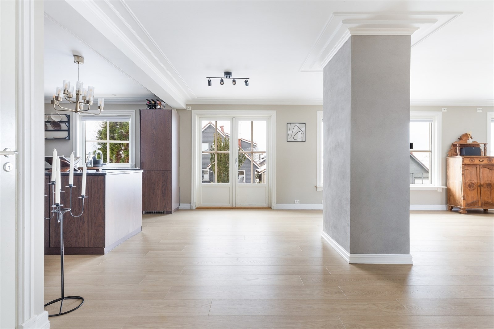 Fra entre er det direkte tilkomst til boligens hjerte, kjøkken og den store stuen. Åpent, men i naturlige soner. Galleribilde