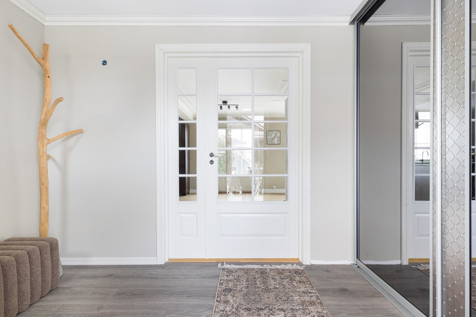 Velkommen inn i stor gang med skyvedørsgarderobe Galleribilde