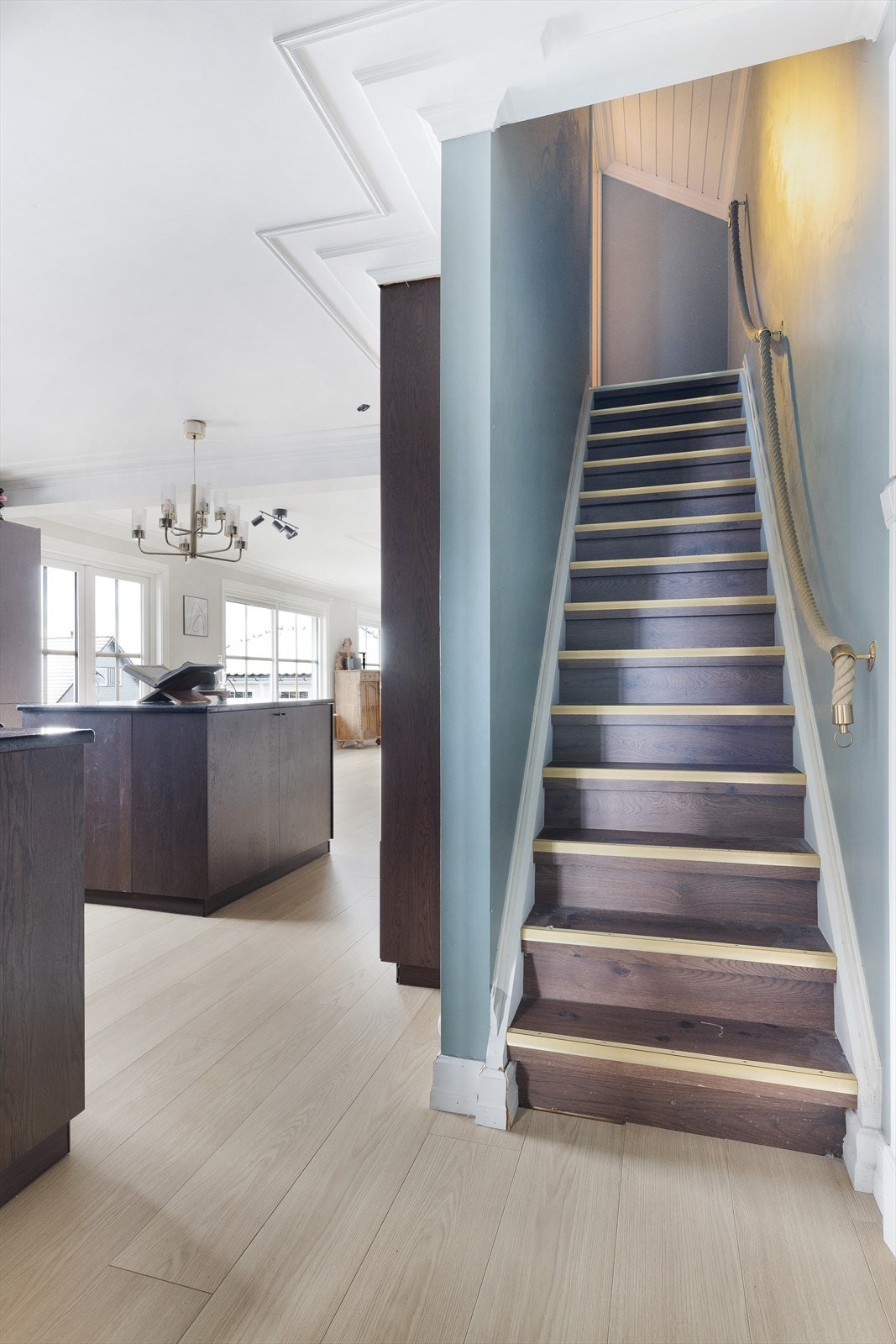 Fra kjøkken er det tilkomst opp til 2. etasje Galleribilde