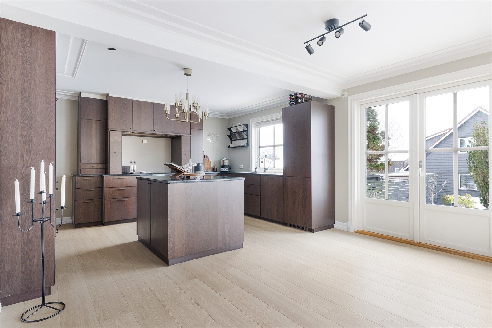 Fra stuen er det dobbel dør med utgang til den herlige terrassen og hagen mot sør. Galleribilde