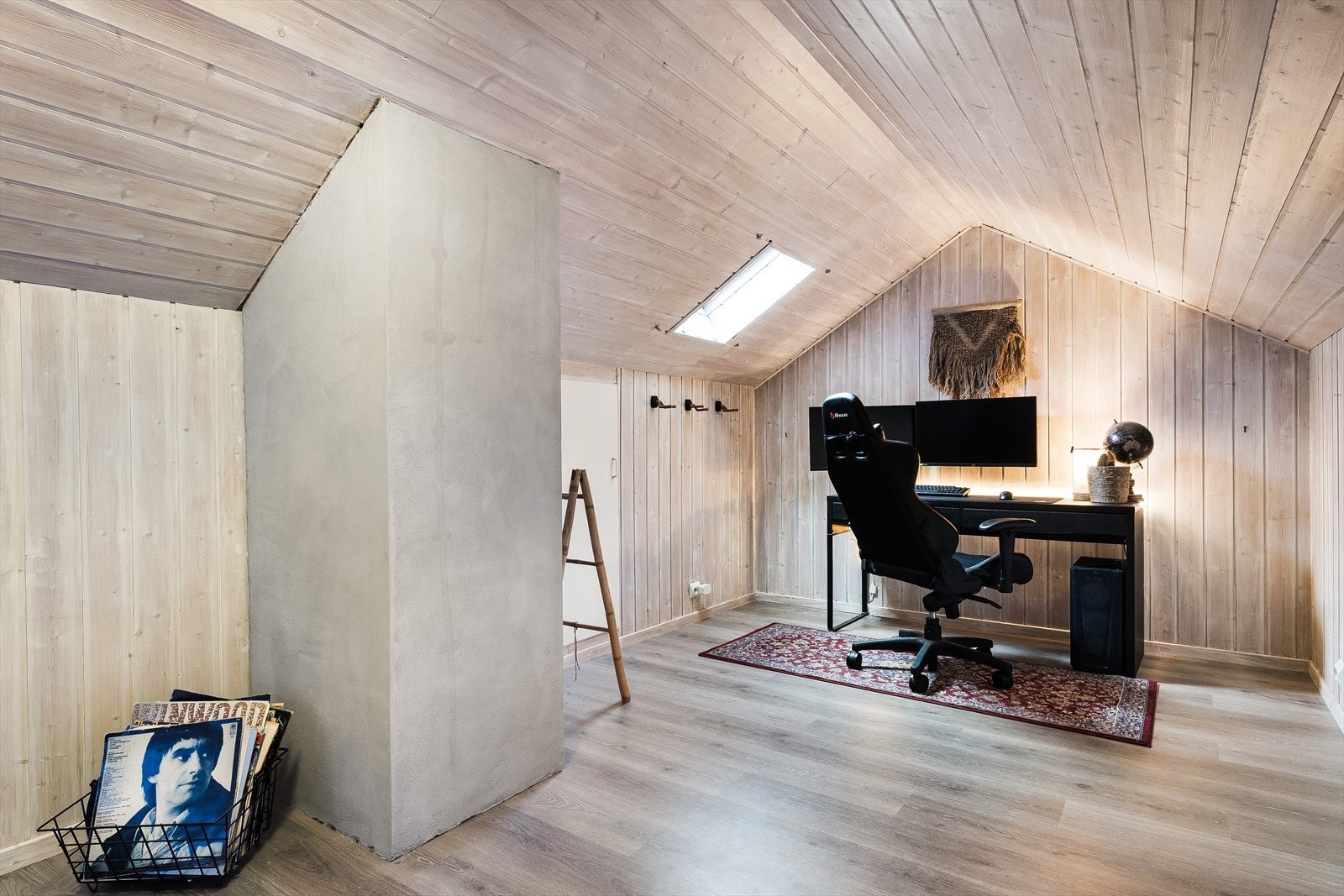 Kjekt kontor i 2. etasje. Loftet er innredet (ikke godkjent) Stor lagringsplass i kott. Galleribilde