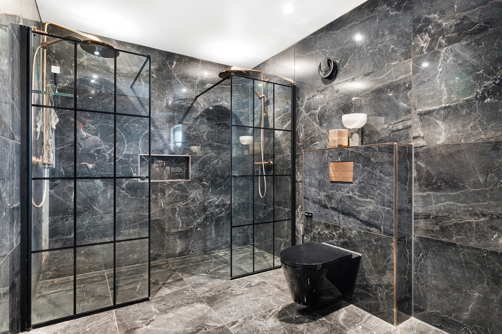 Hovedbad i 1. etasje er stilig innredet med dobbel dusj, vegghengt wc og dobbel vask Galleribilde