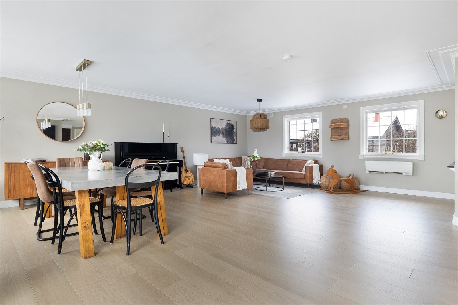 Nyere, en-stavs parkett i stue og kjøkken Galleribilde