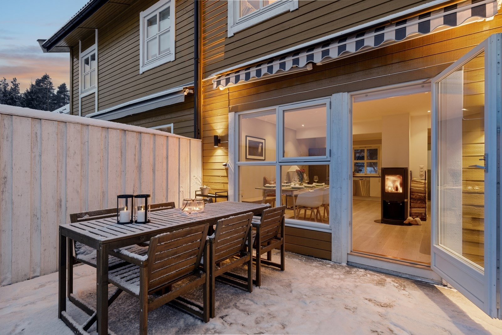 Den sørvendte terrassen utenfor stuen er på ca. 27 kvm og det er levegger på begge sider som gjør uteplassen mer privat Galleribilde