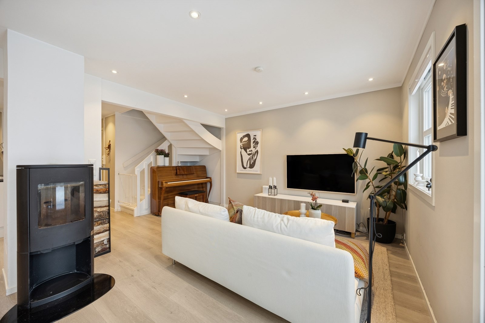 Stuen er utført med et pent laminatgulv, vegger malt i moderne farger og himling med downlights Galleribilde