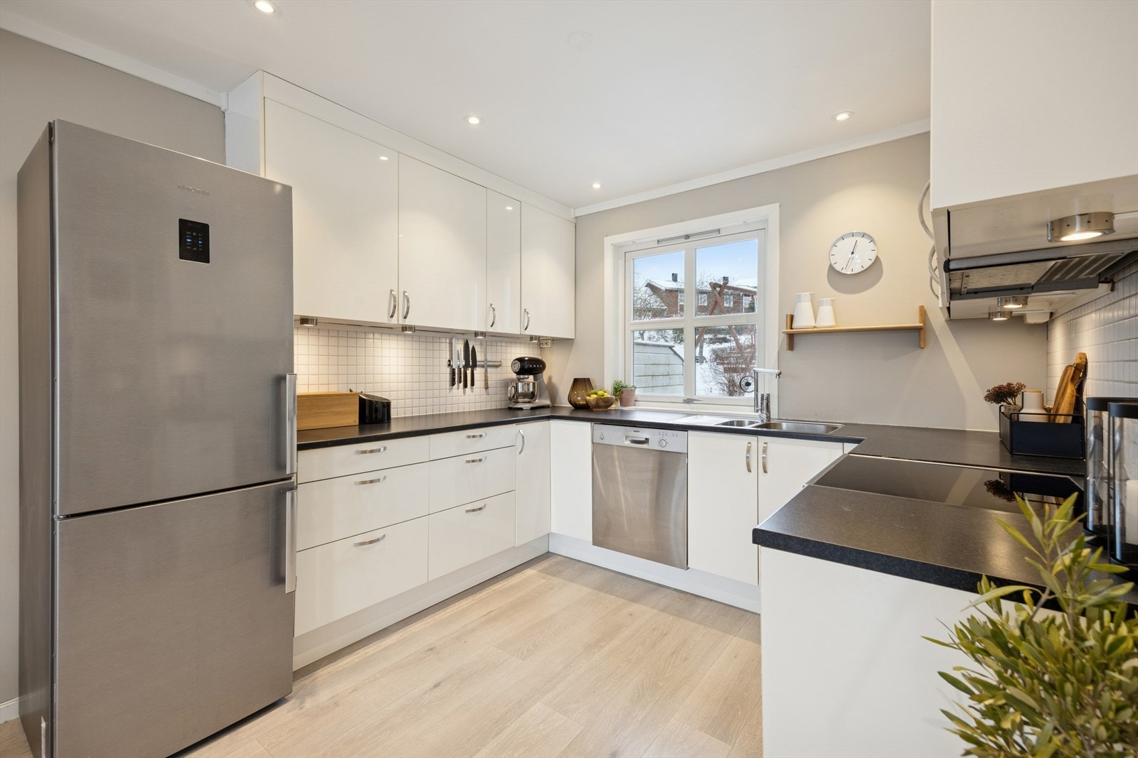 Hvitevarene medfølger og består av komfyr, oppvaskmaskin og kombiskap kjøl/frys Galleribilde