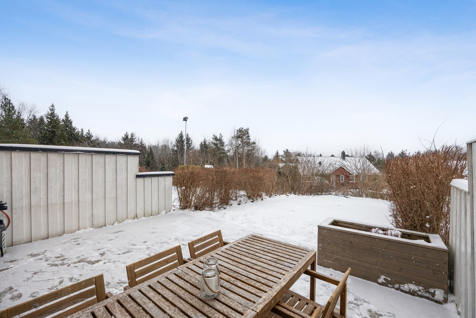 Fra terrassen har du nedgang til en romslig hage som disponeres av boligen Galleribilde