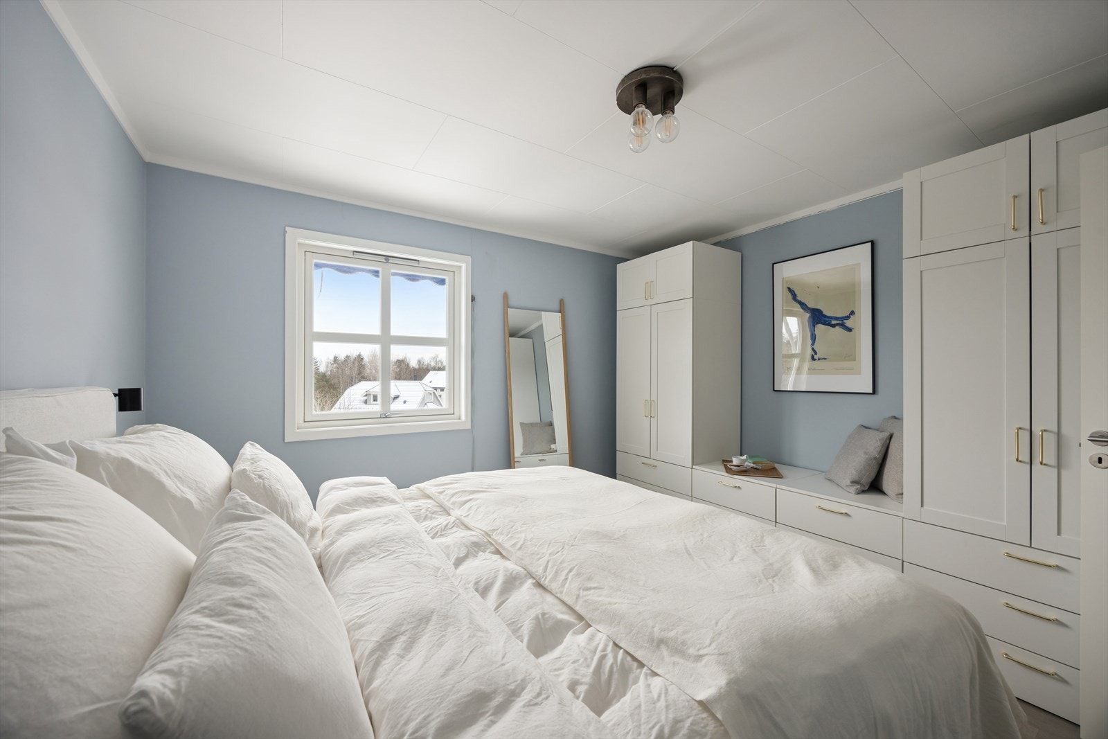 Soverom I - Hovedsoverommet er utført i en lun blåtone, byr på god plass til dobbeltseng og er utstyrt med en romslig garderobeløsning Galleribilde
