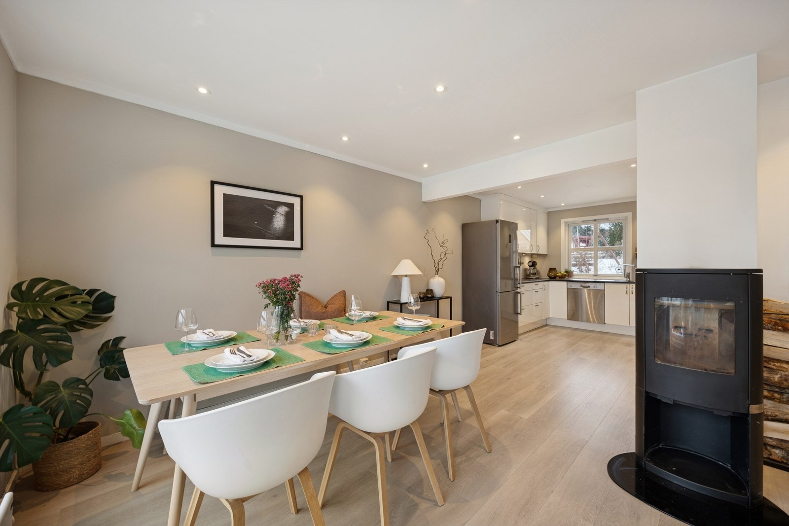 Spisestuen har god plass til spisebord tilpasset 6 personer og ligger praktisk plassert like ved inngangen til kjøkkenet Galleribilde