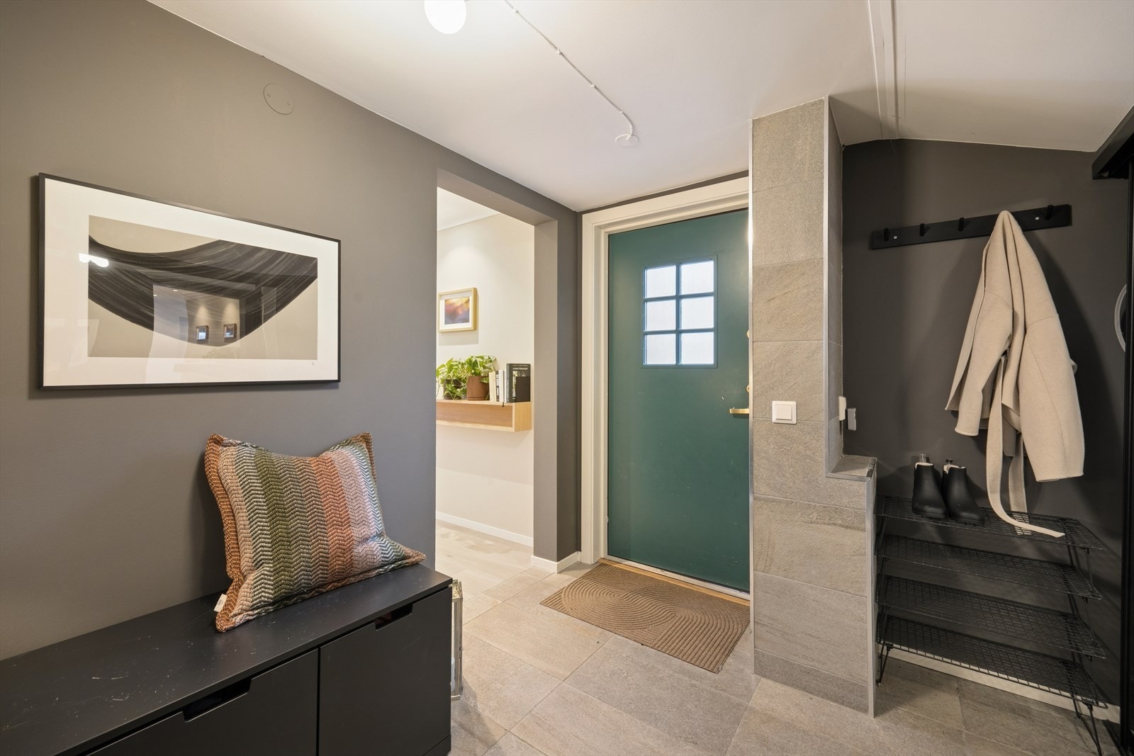 Du ønskes velkommen inn i en romslig flislagt entré. Galleribilde