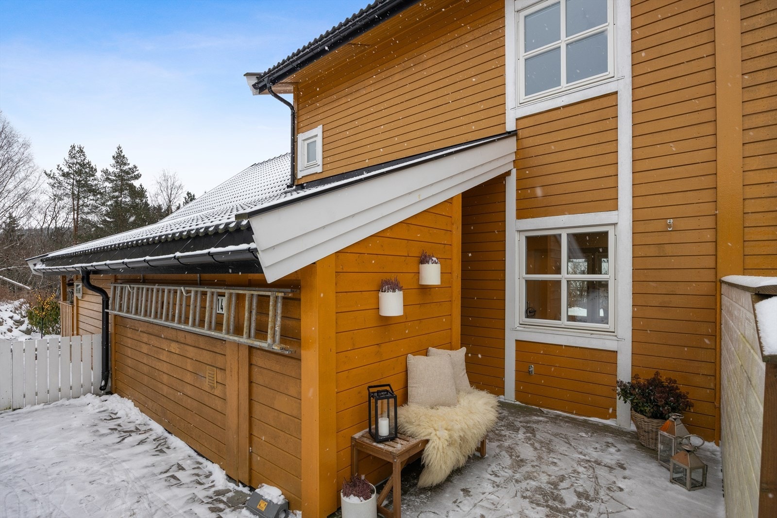 Eget overbygget inngangsparti med tilhørende nordvendt terrasse Galleribilde