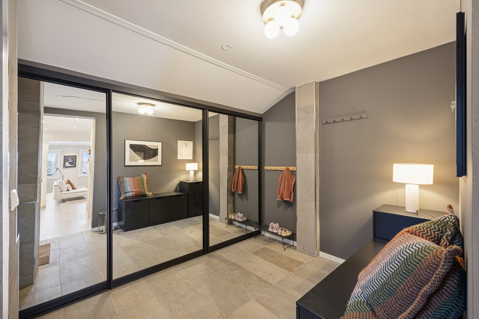 Entreen er utstyrt med en praktisk skyvedørsgarderobe m/speilfronter og flere knaggrekker Galleribilde