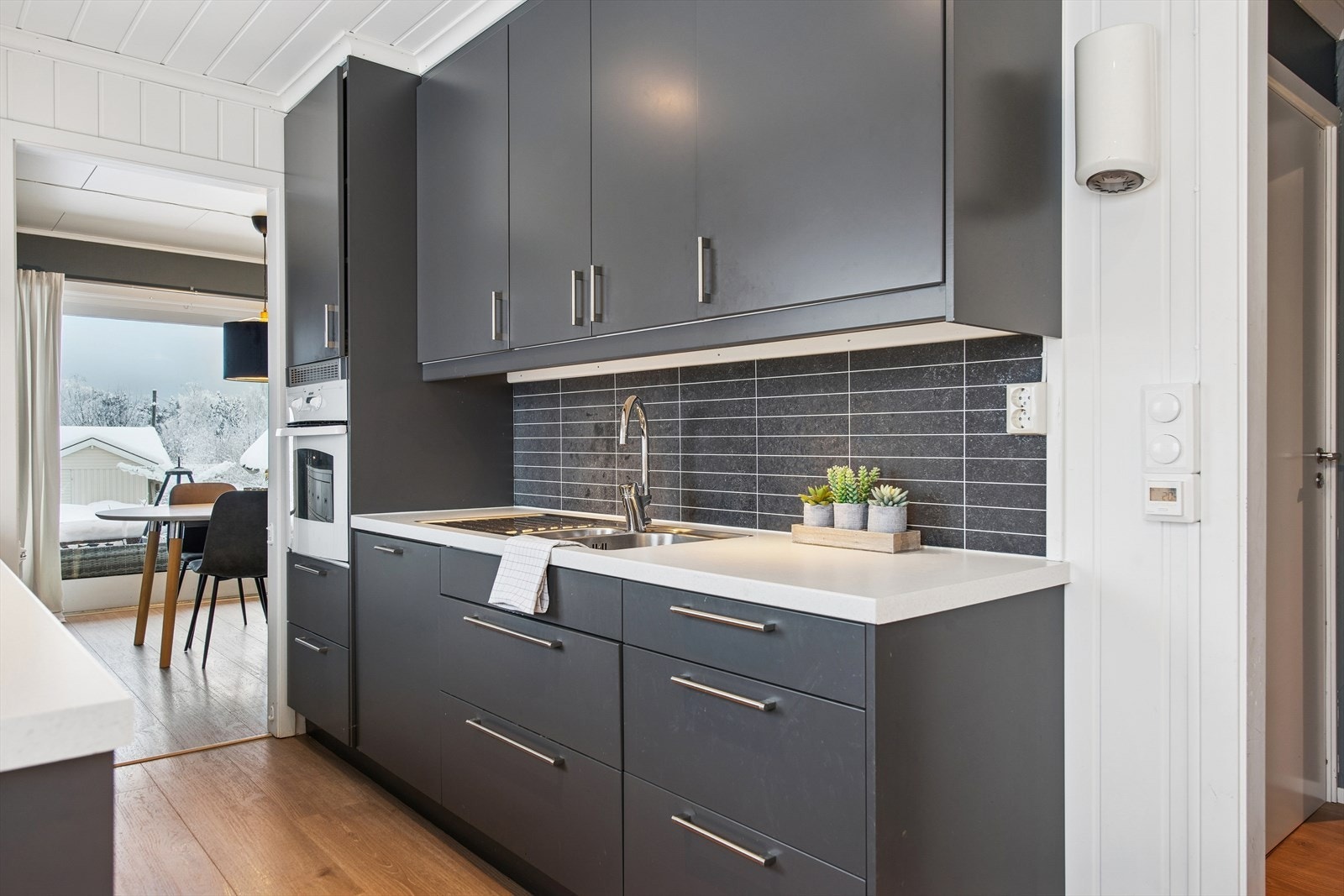 Innredningen inkluderer integrert komfyr, koketopp og oppvaskmaskin. Galleribilde