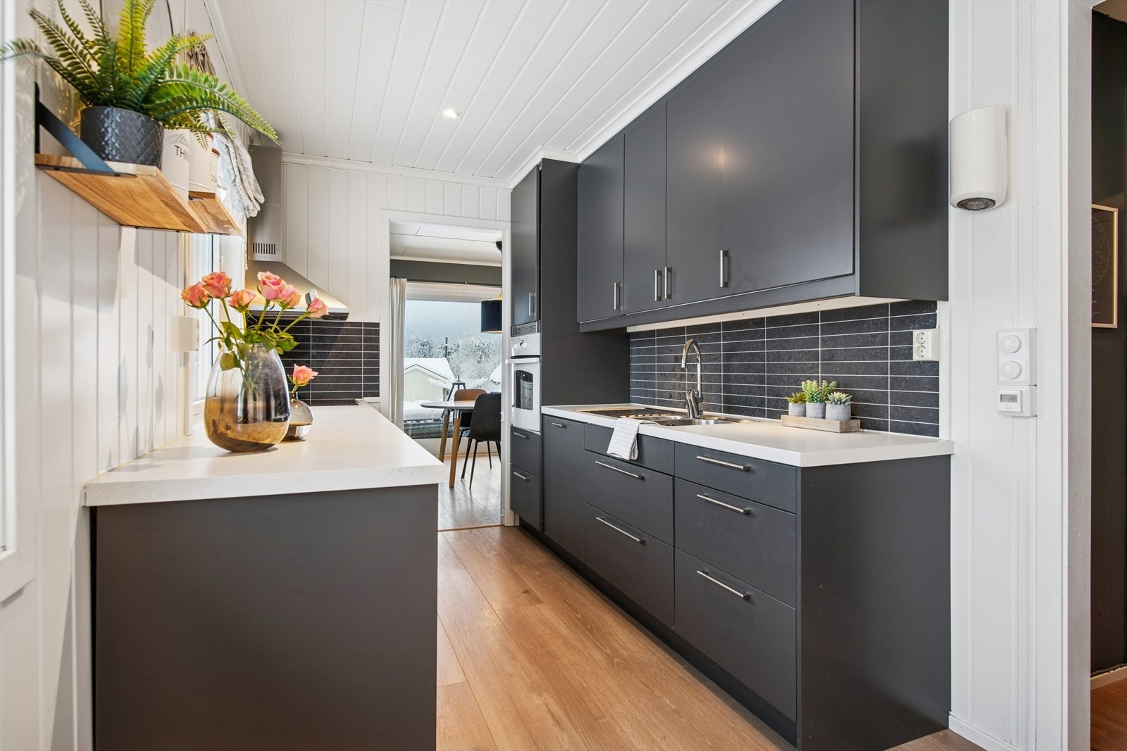 Kjøkkenet ble modernisert i 2017 og har en stilren innredning med glatte fronter. Galleribilde