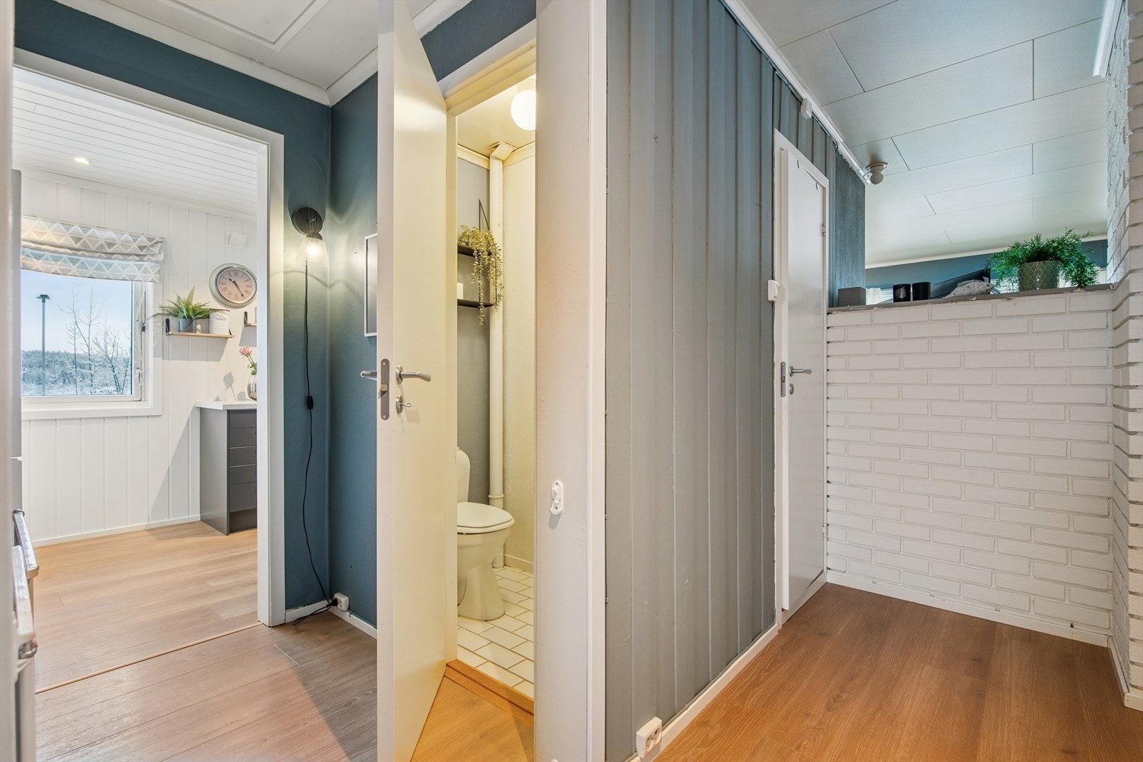 I tillegg til badet har etasjen et separat toalettrom med servant. Galleribilde