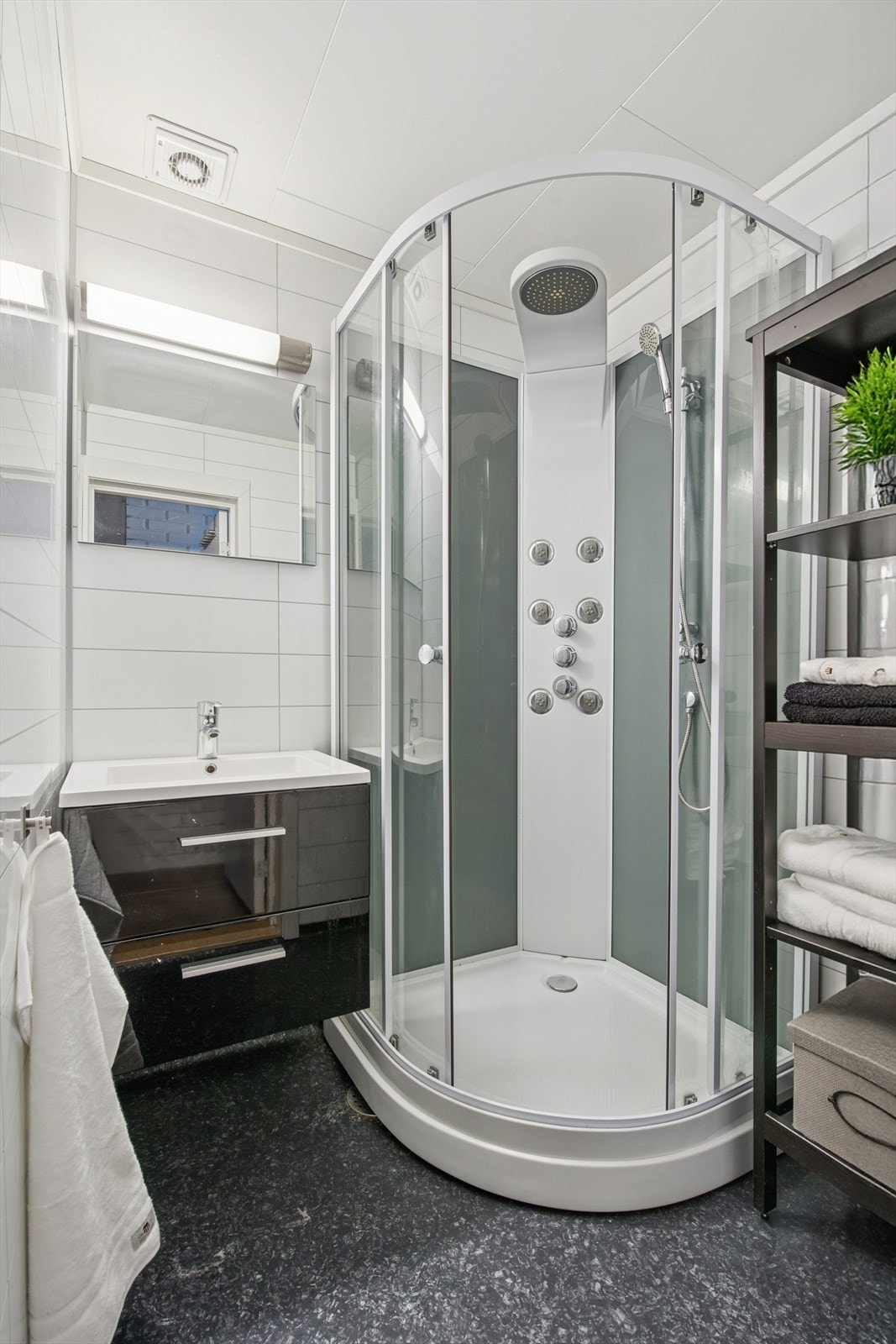 Badet ble oppgradert i ca. 2018 og har gulvvarme, dusjkabinett og mekanisk avtrekk. Galleribilde