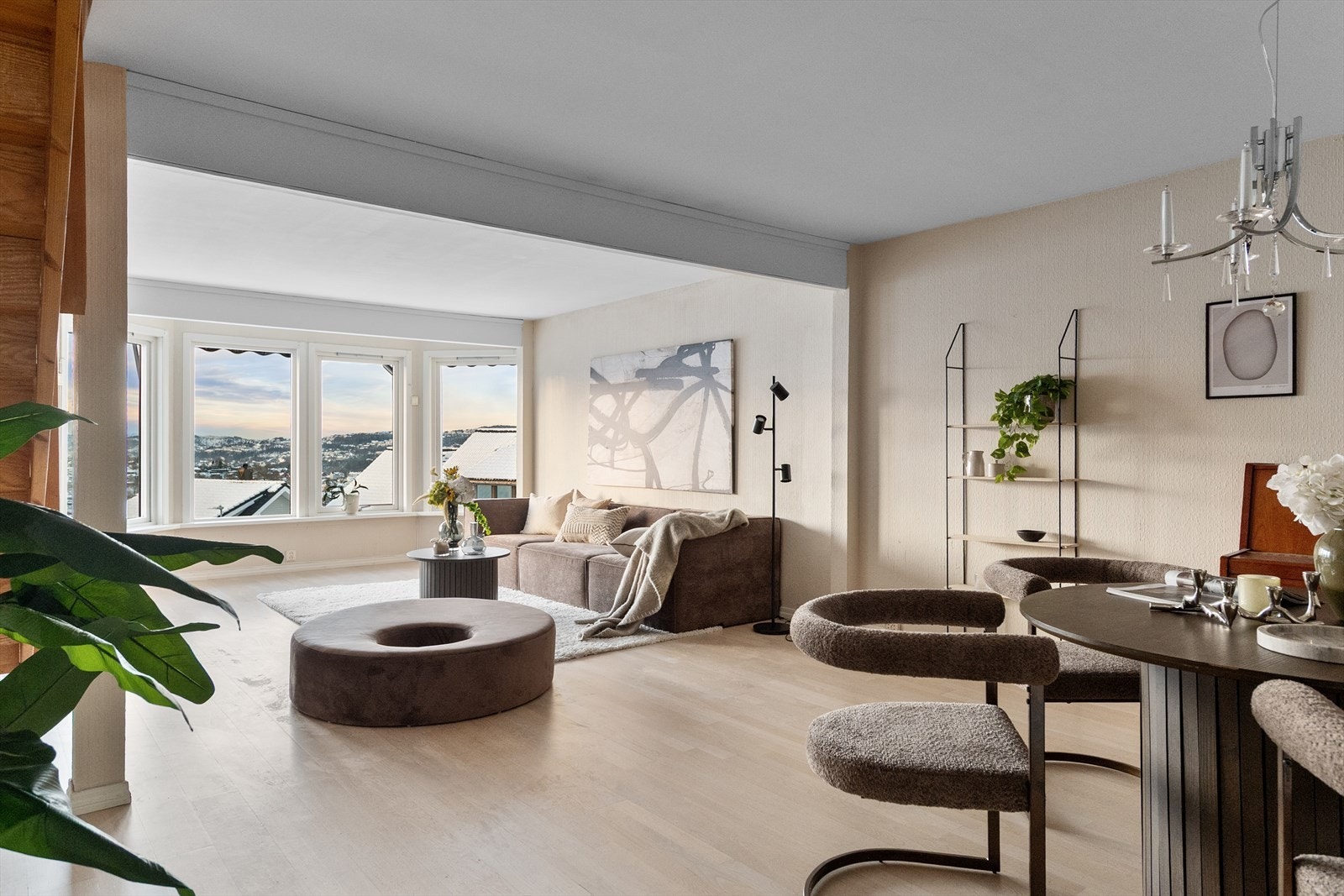 Kanskje trekke spisestuen helt frem slik at middagsgjestene får nyte utsikten? Galleribilde