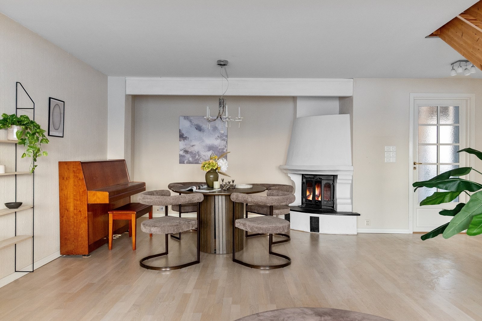 Videre en optimal planløsning for familien og meget luftige rom. Vedovn som kommer godt med i disse dager! Galleribilde